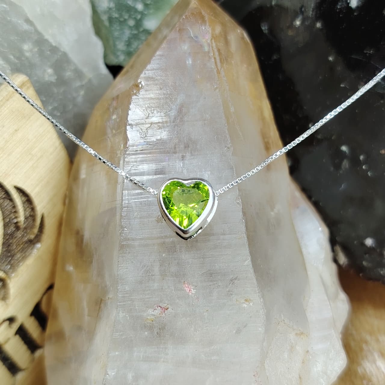 collar punto de luz corazón cristal verde claro
