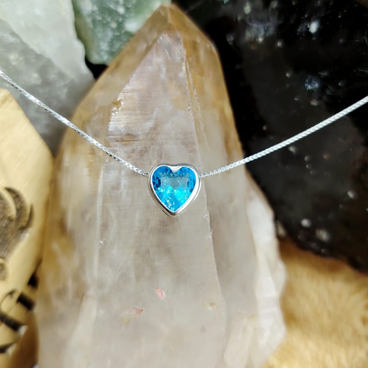 Collar punto de luz corazón cristal celeste