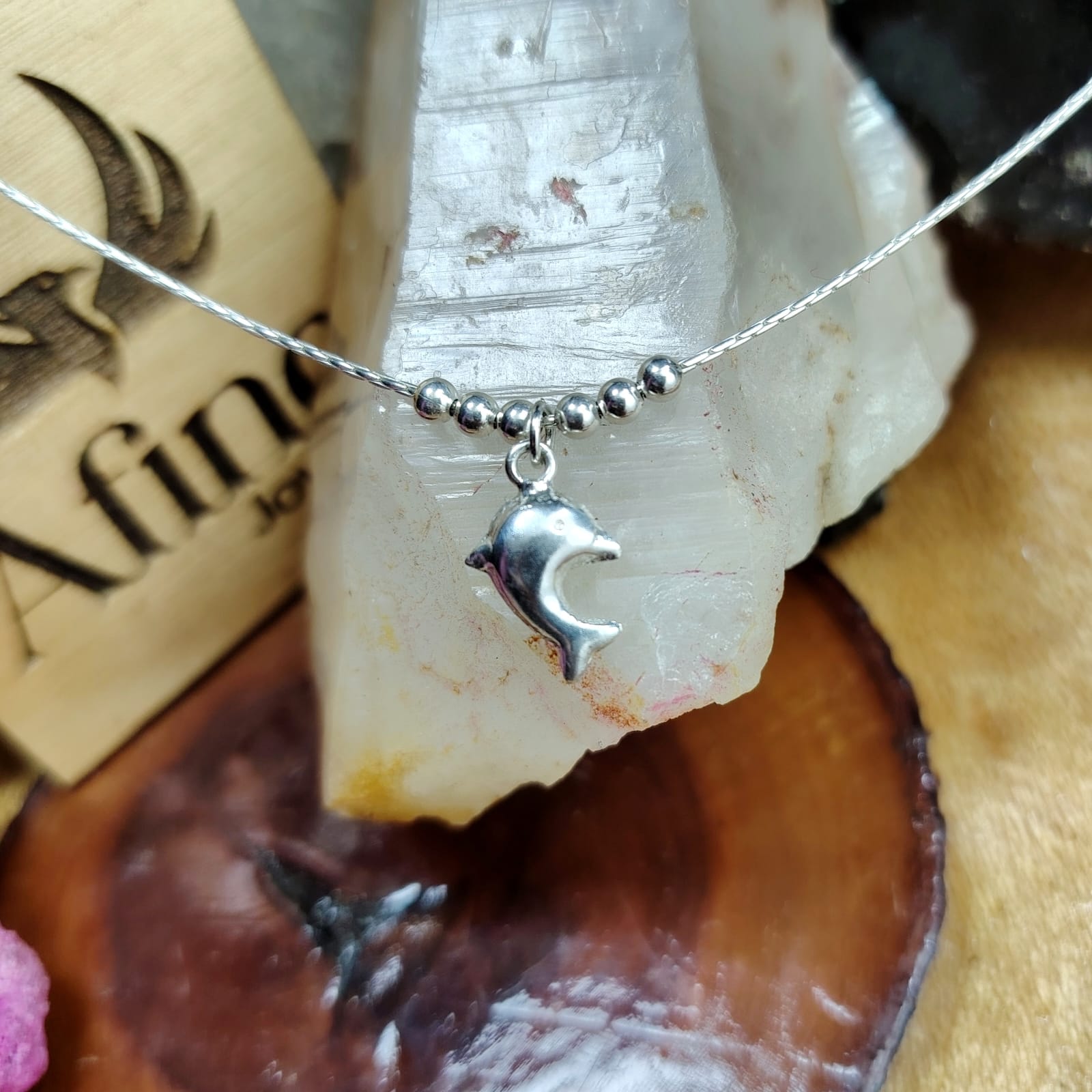 Collar con esferas y dije delfín