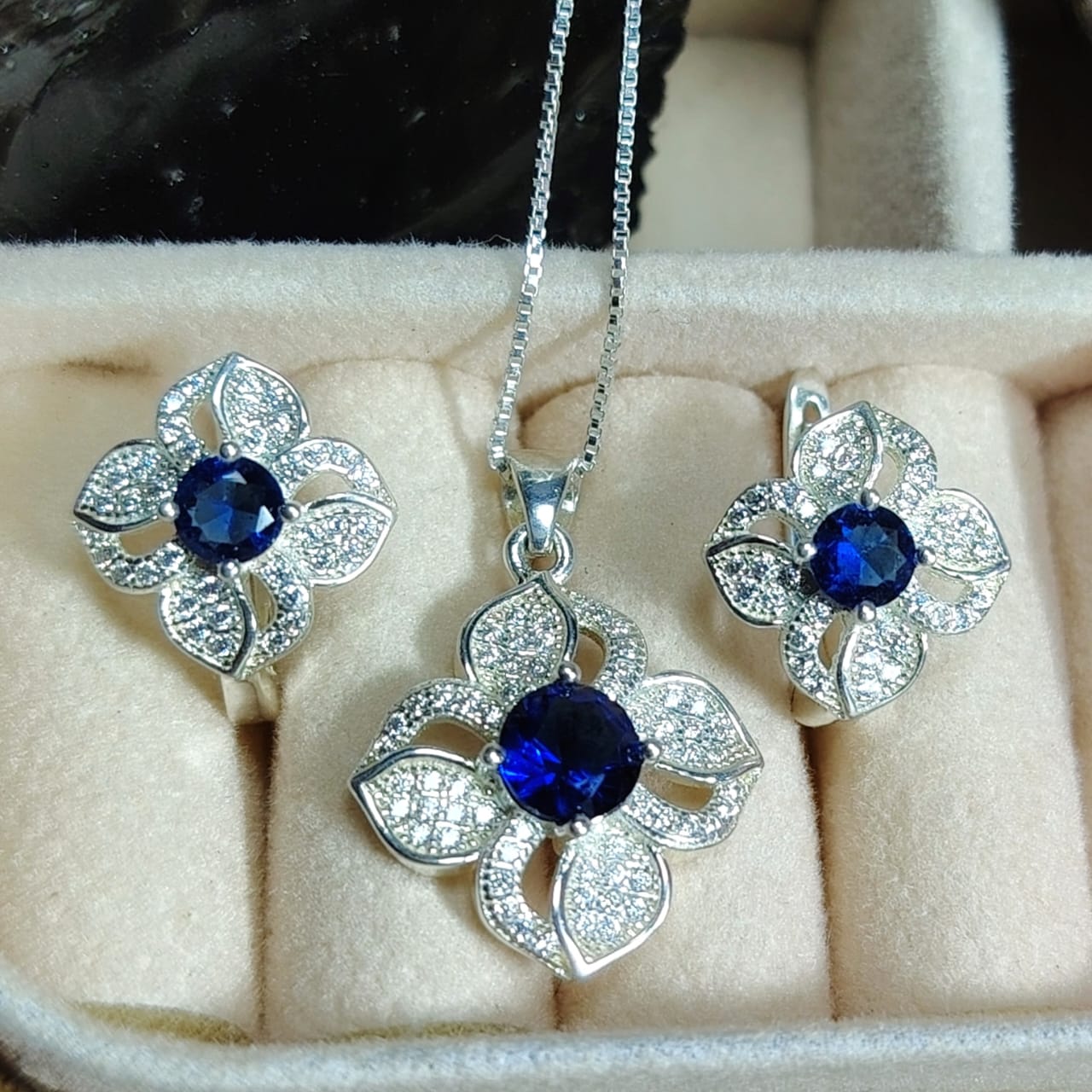 Conjunto de plata flores incrustados con microcircones, circón azul, cierre de aros Huggies