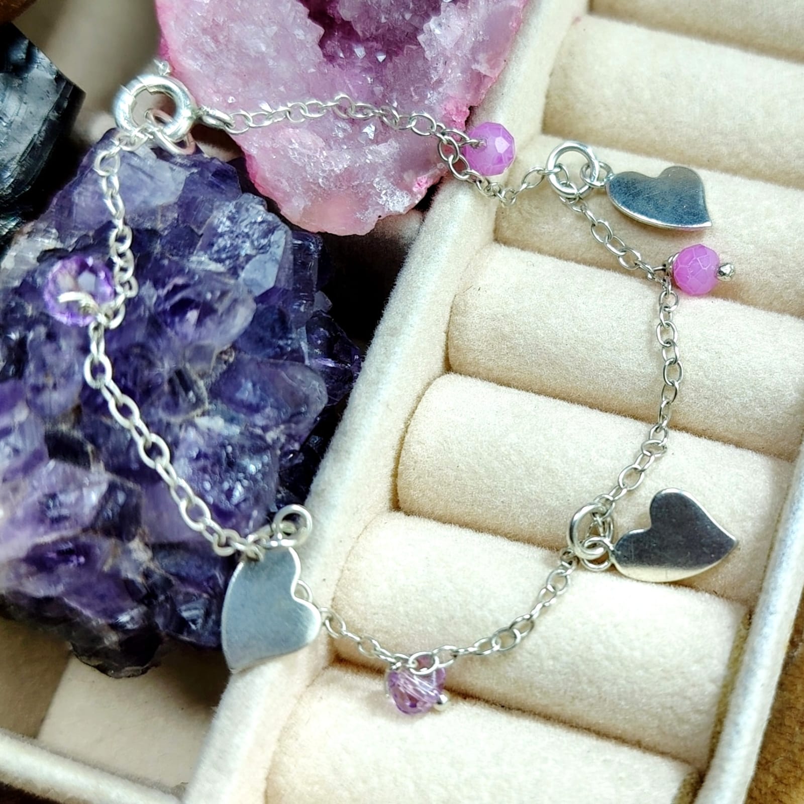Pulsera con chiches de corazones y cuencas de cristales