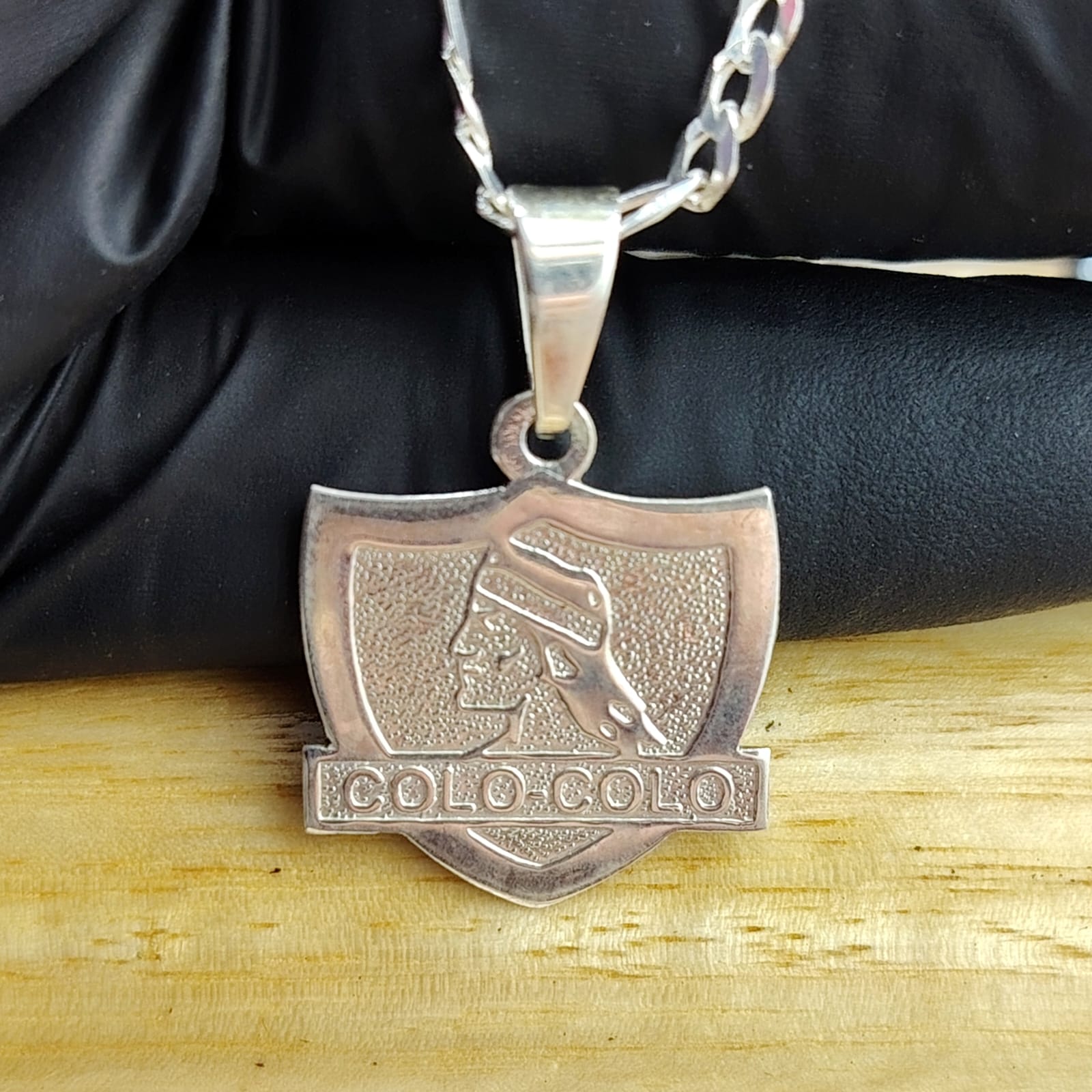 Collar con dije del Colo Colo