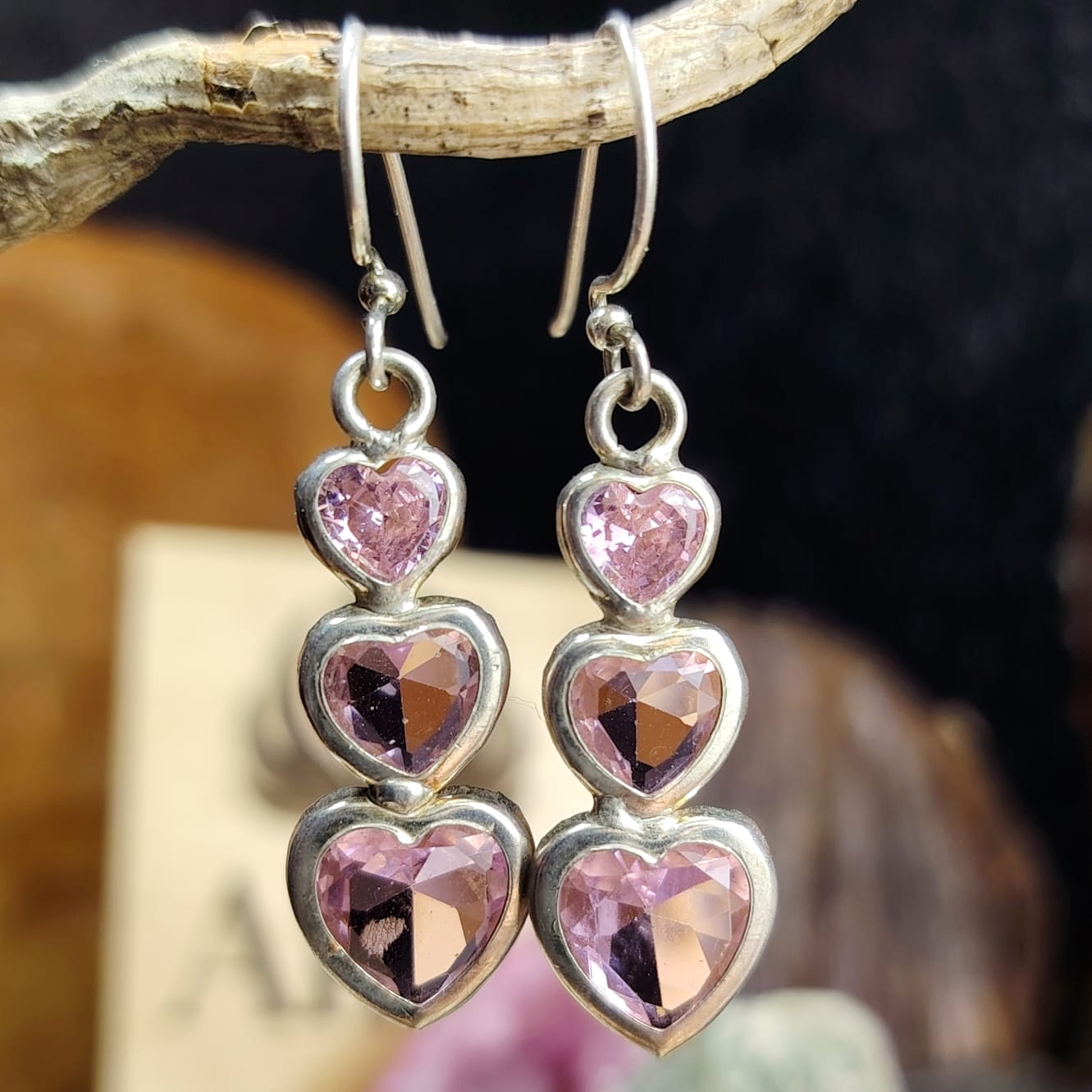 Aros largos triple corazón con cristal rosado