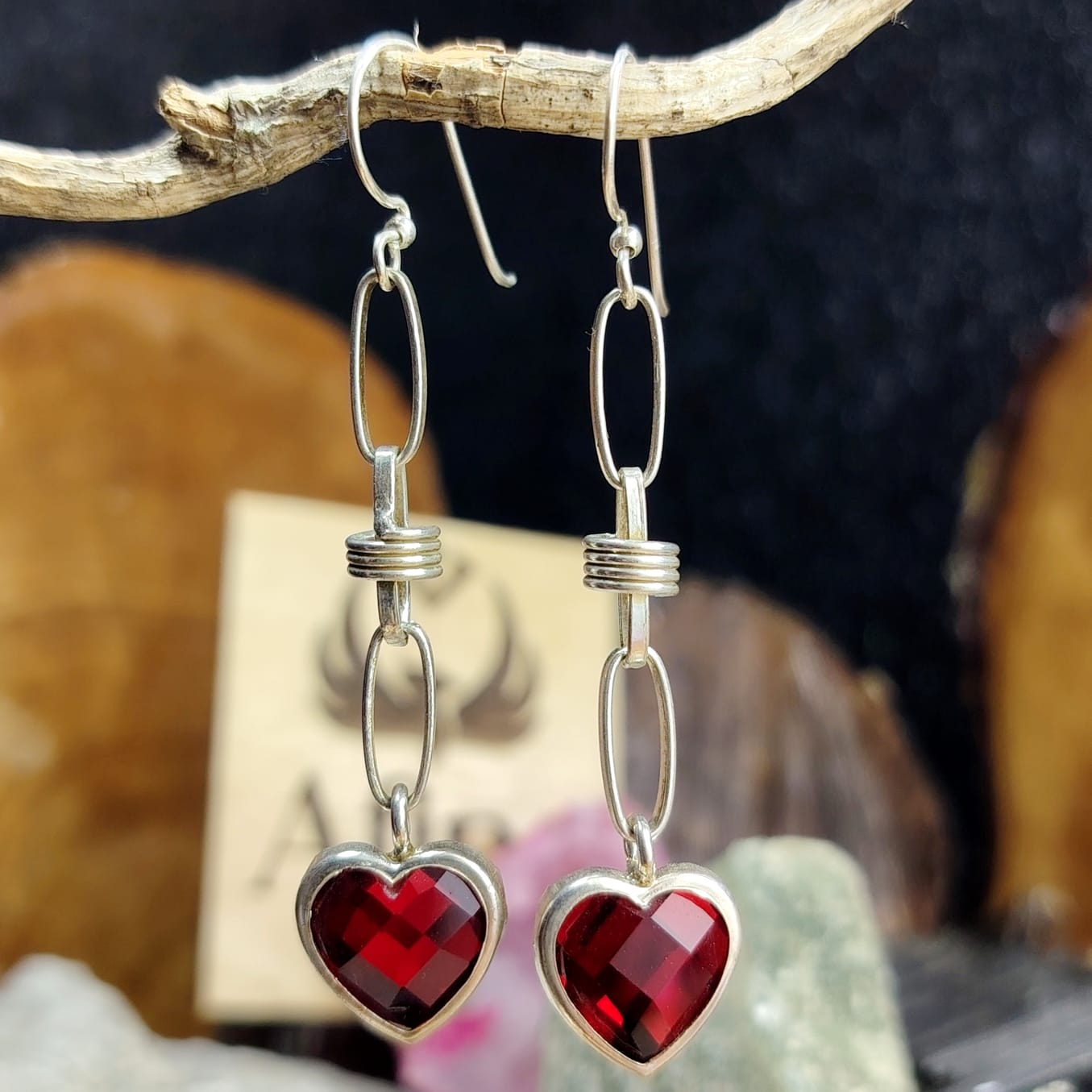 Aros largos con terminación en corazón de cristales rojos