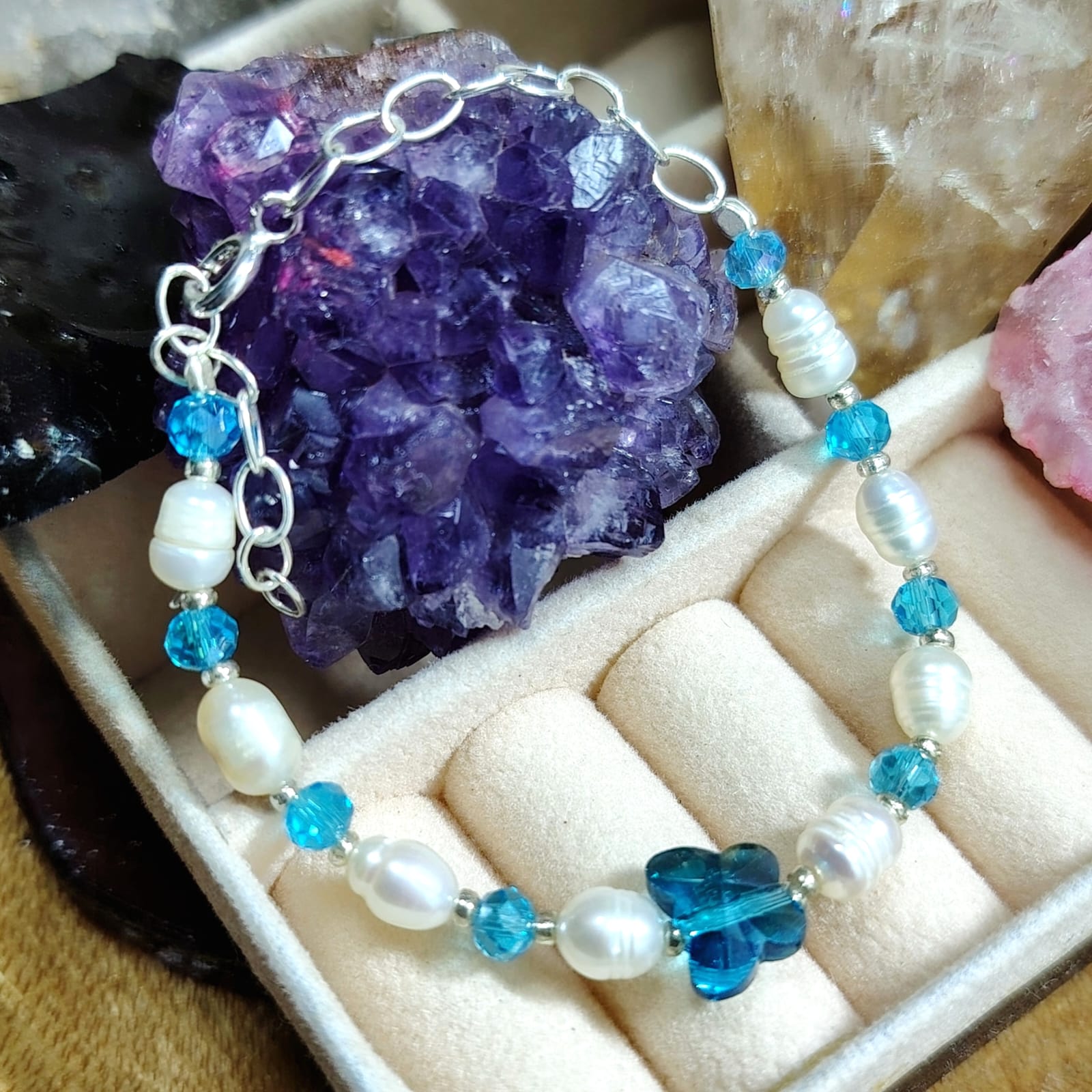 Pulsera mariposa cristal tornasol mas perlas naturales y cuencas de cristales