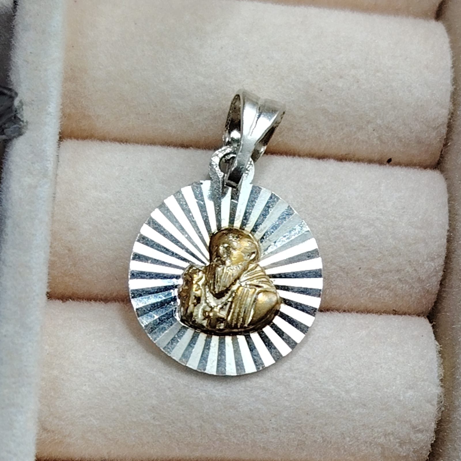 Dije san Benito bañado en oro
