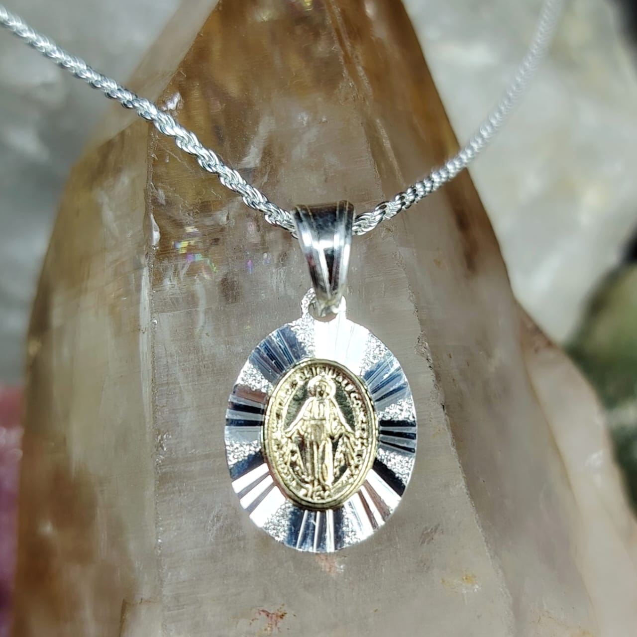 Collar con laminación de oro con dije virgen María
