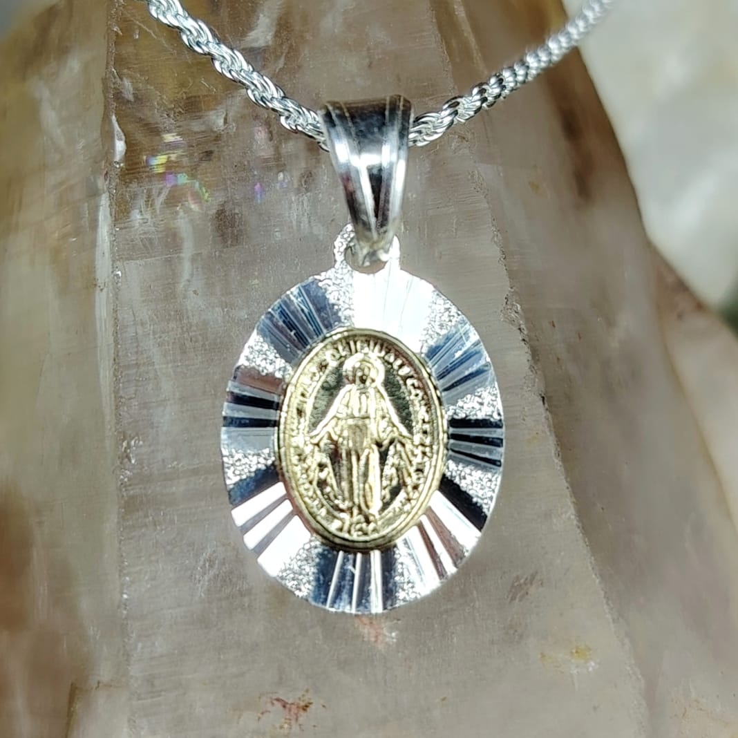 Collar con laminación de oro con dije virgen María