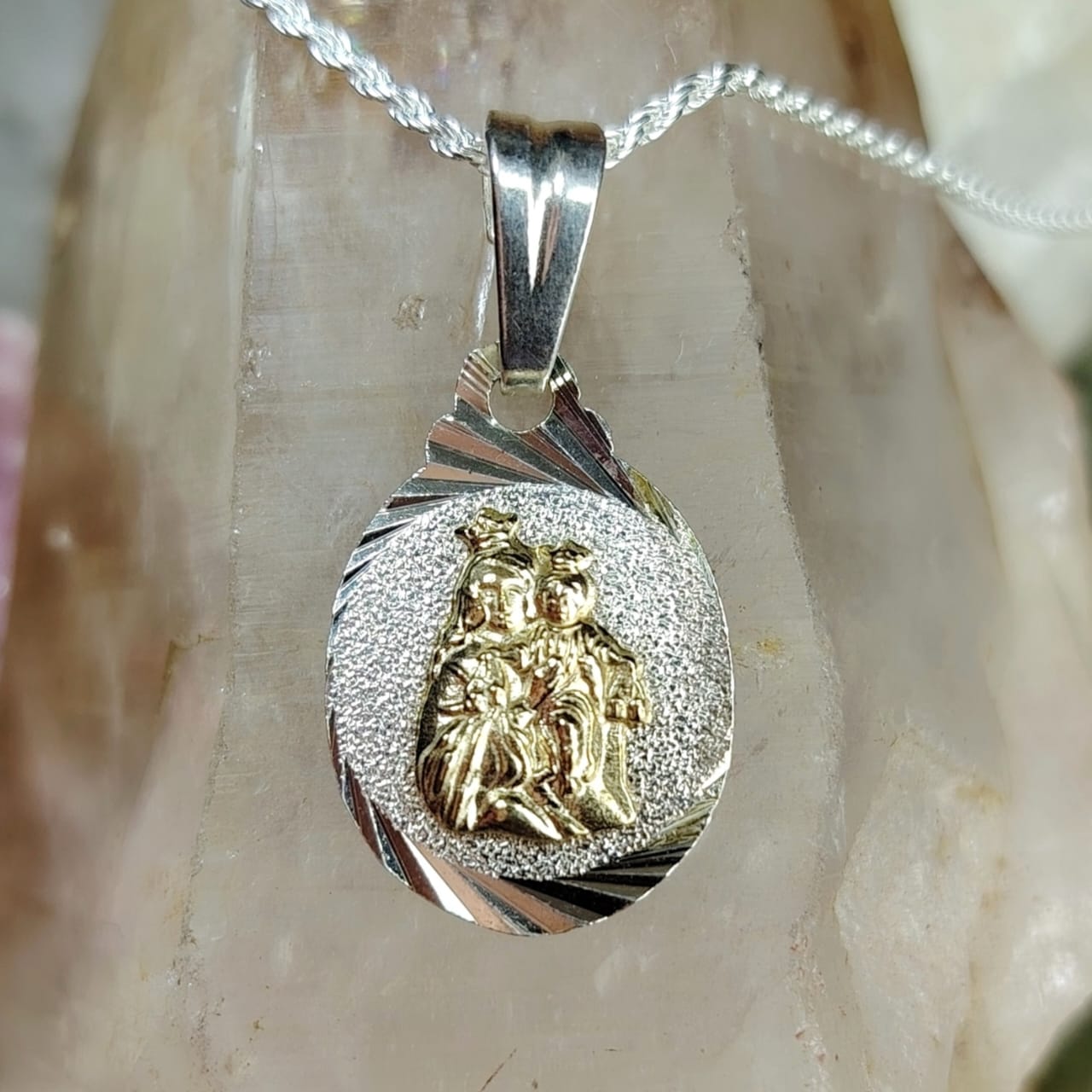 Collar con laminación en oro con dije Virgen de la candelaria