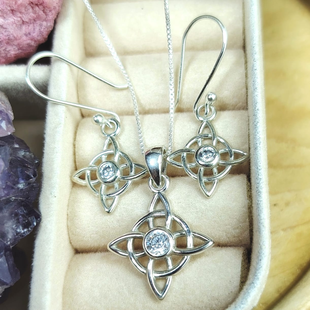 Conjunto nudo de bruja con cristal translucido