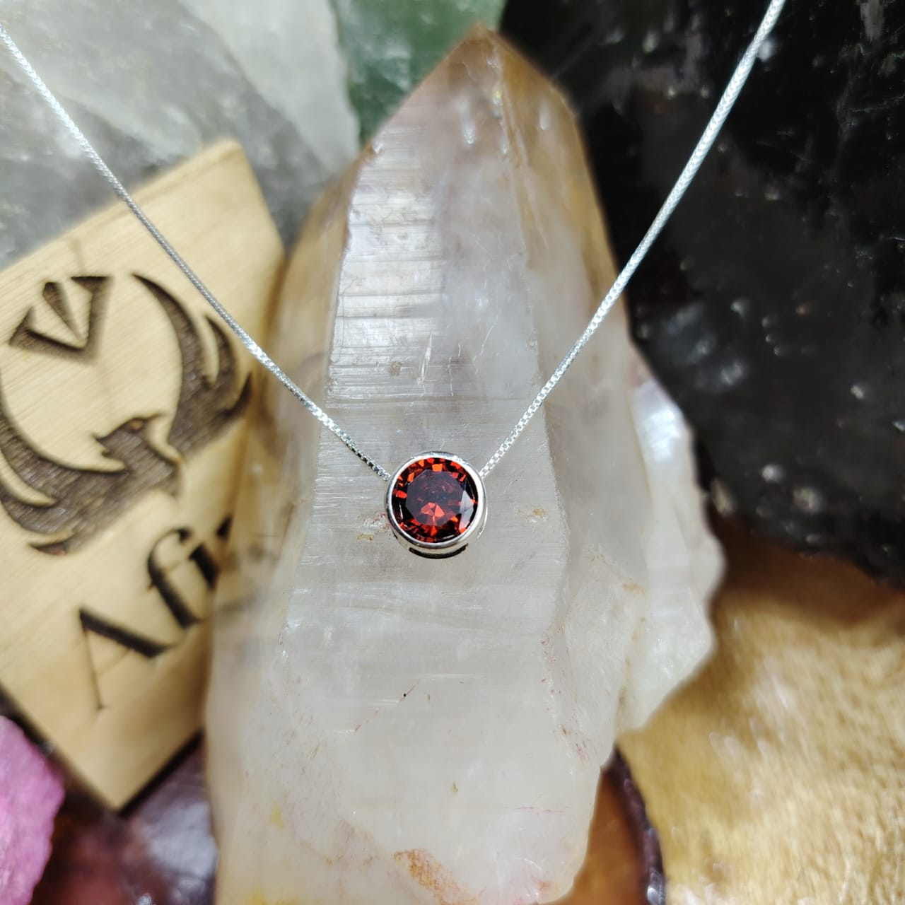 Collar punto de luz cristal rojo