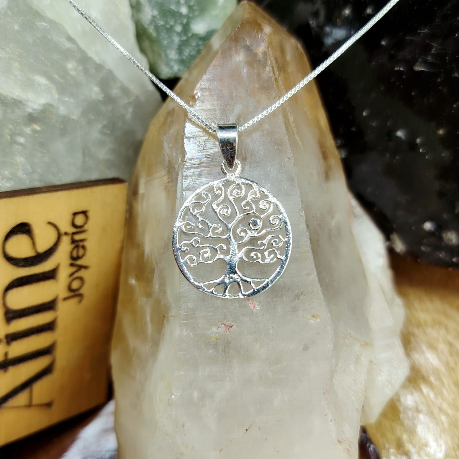 Collar con dije árbol de la vida