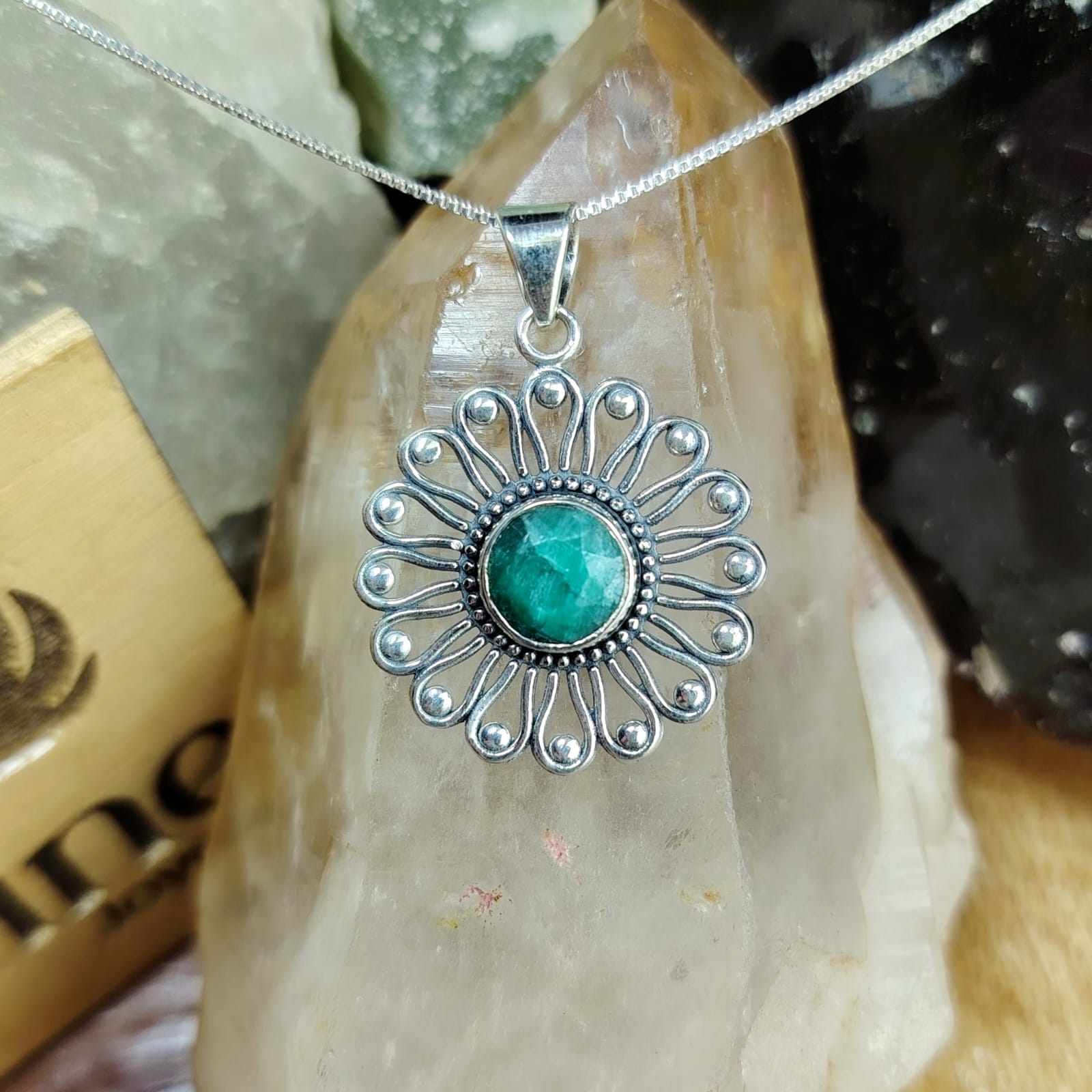 collar con dije flor con piedra natural