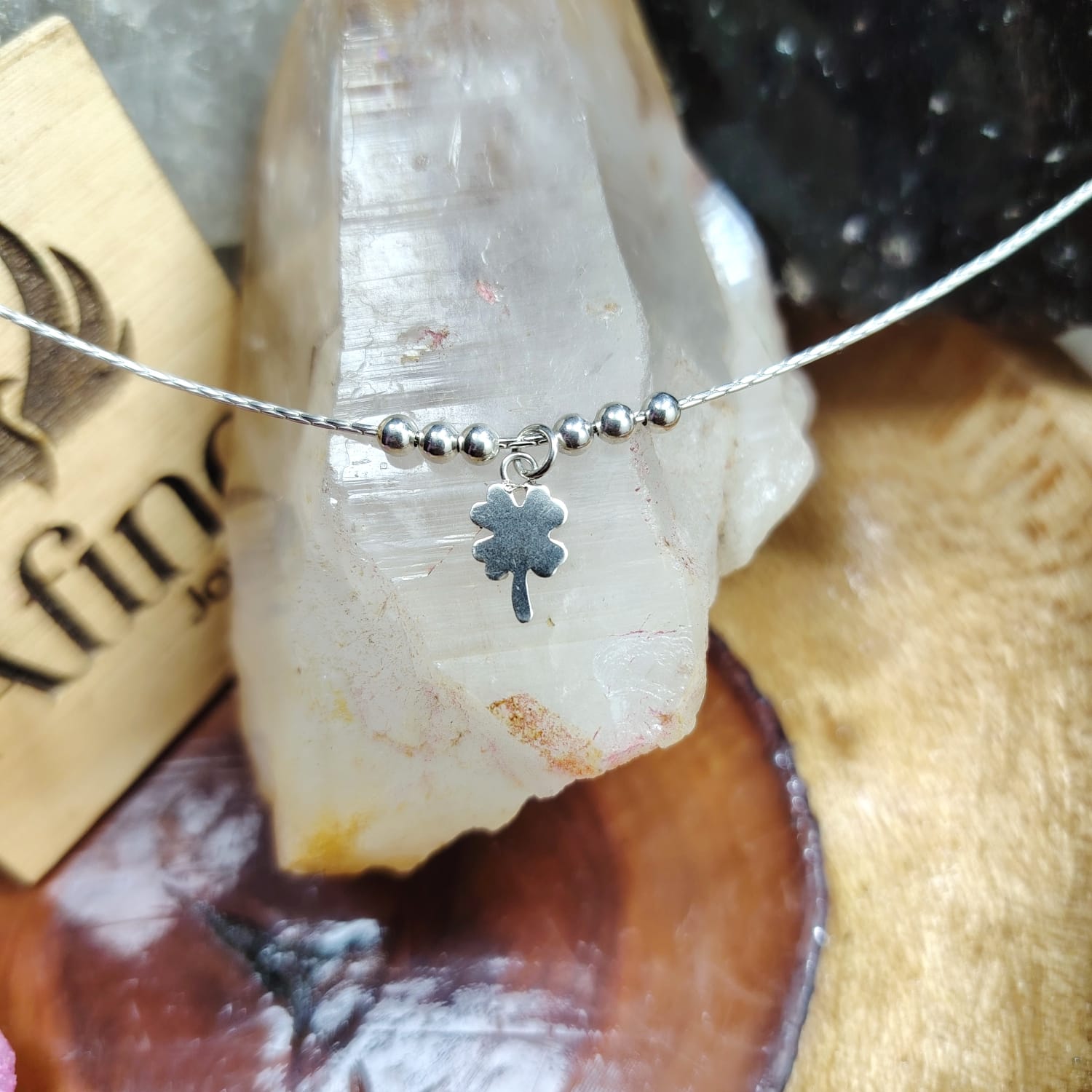 Collar con esferas y trébol de la buena suerte