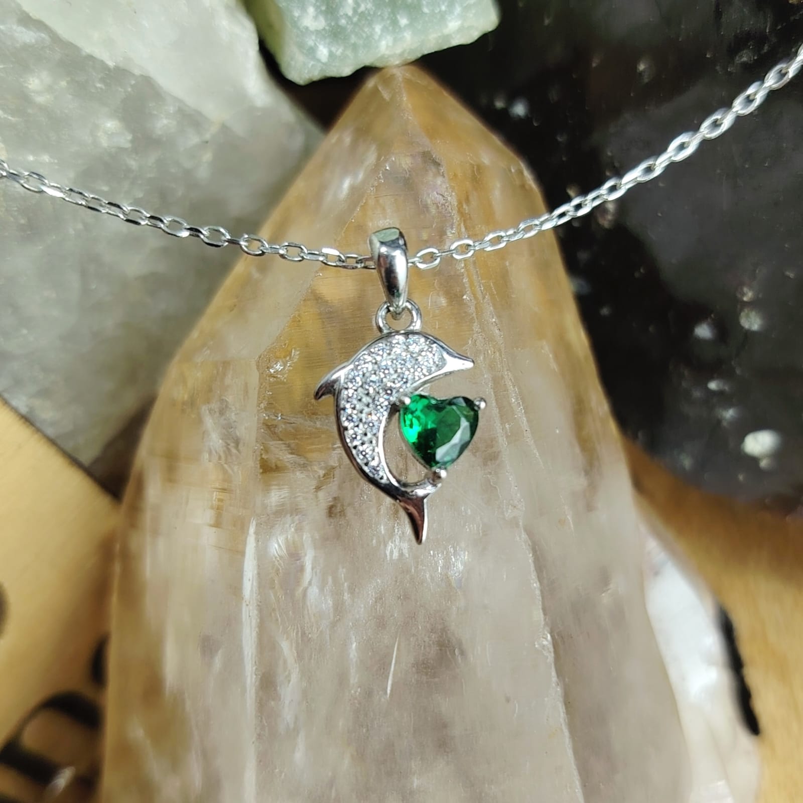 Collar de plata rodinada diseño delfín con incrustaciones de micro circones, cristal verde