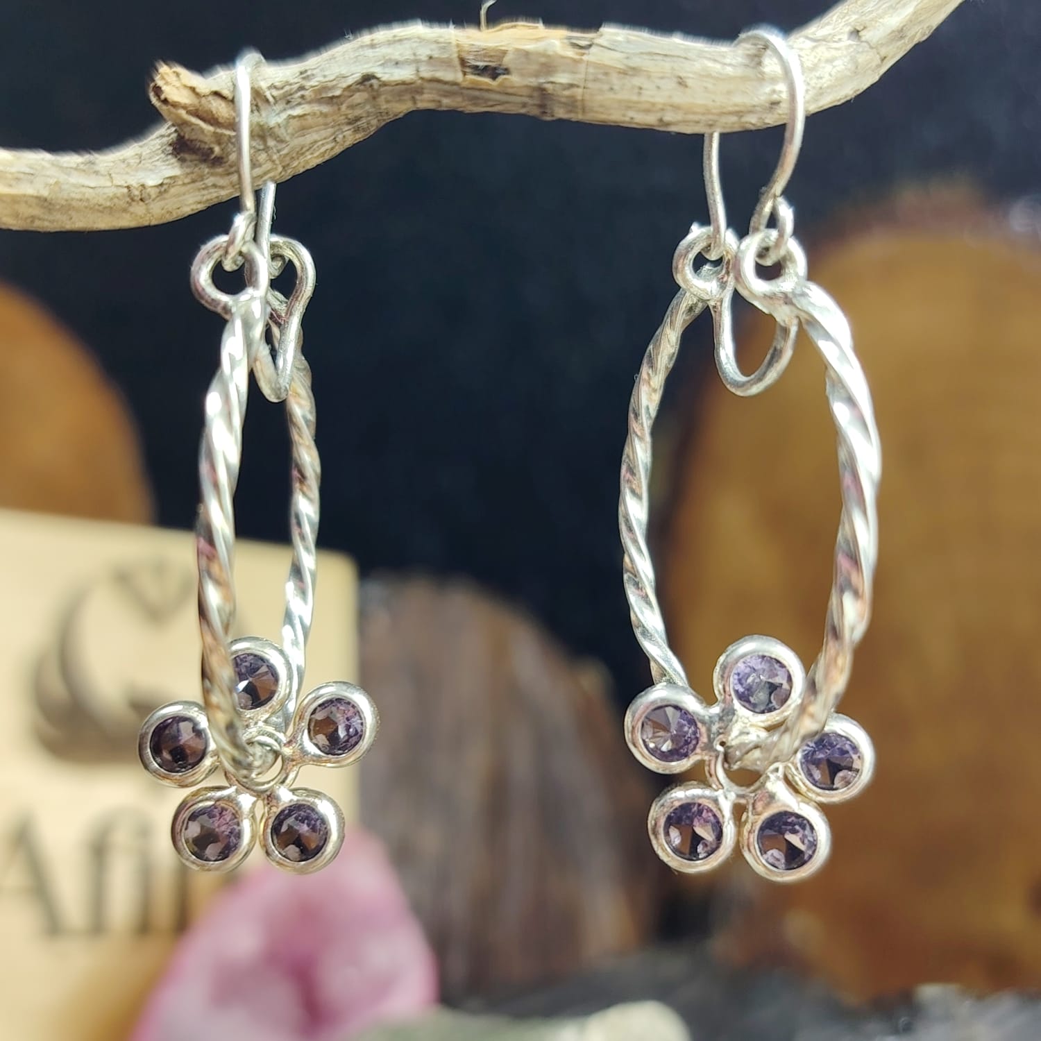 Argollas enroscadas con chiche flor con cristal morado