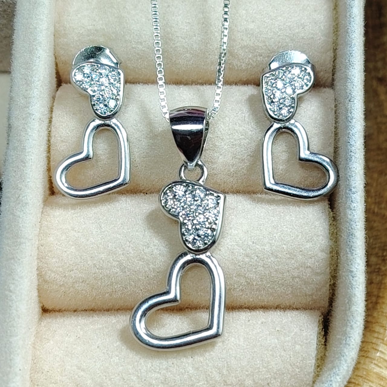 Conjunto de plata doble corazón incrustado con microcircones