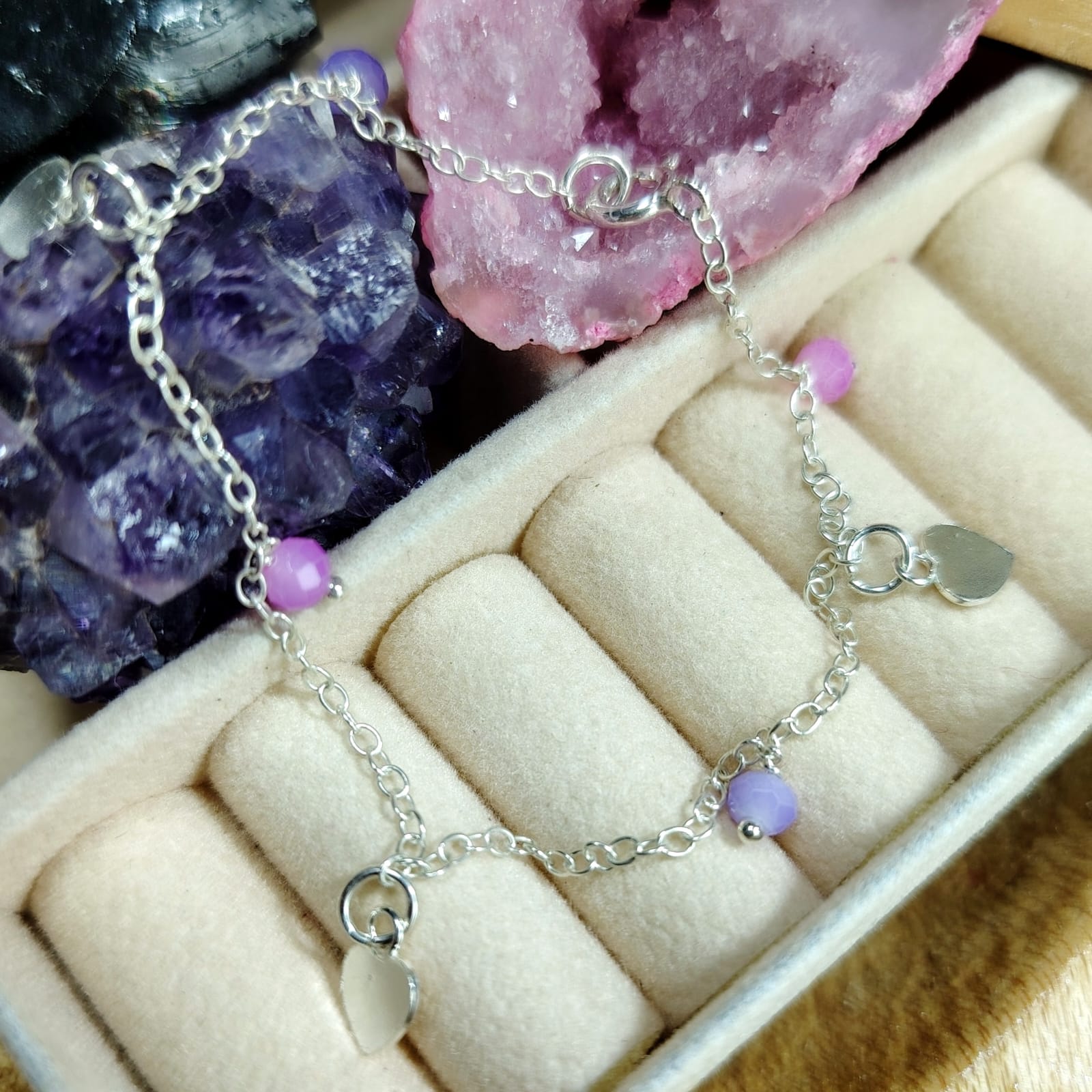 Pulsera con chiches de cuencas con cristales y corazones pequeños