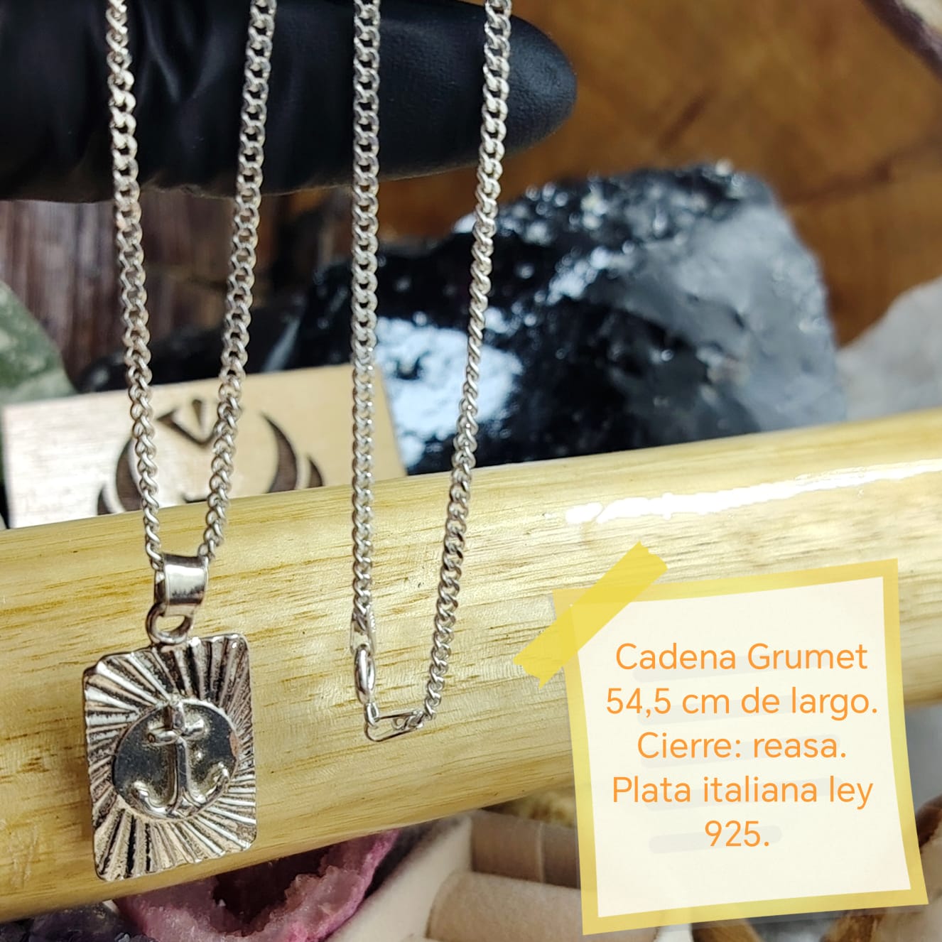 Collar con dije con medallón cuadrado ancla