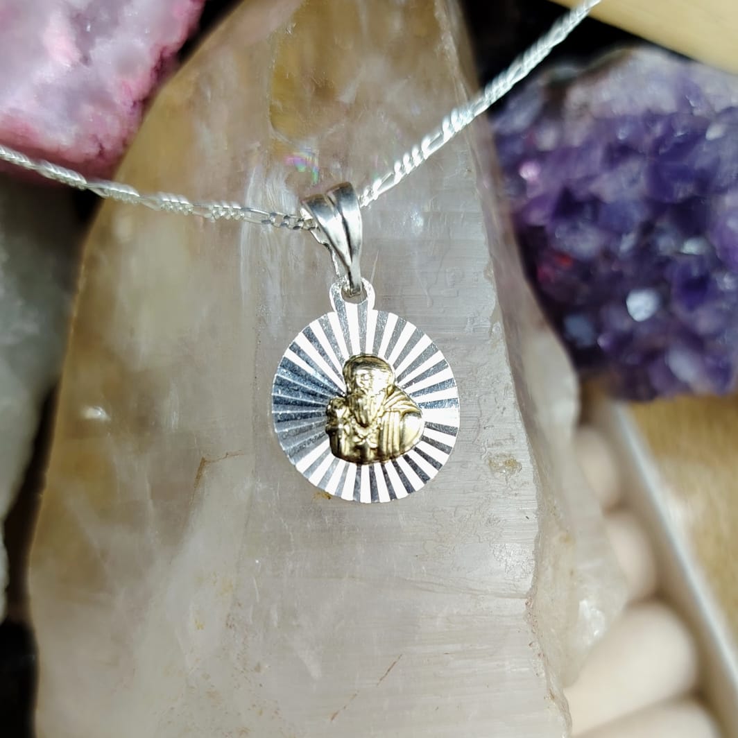 Collar con dije san Benito bañado en oro