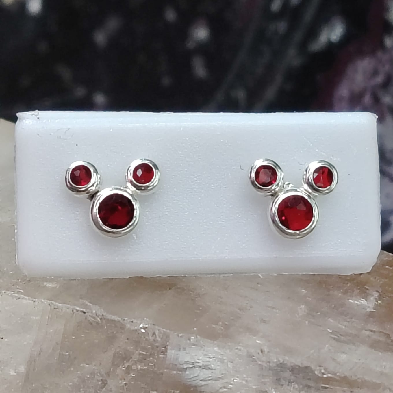 Aros niña diseño mickey mouse cristal rojo - atornillados