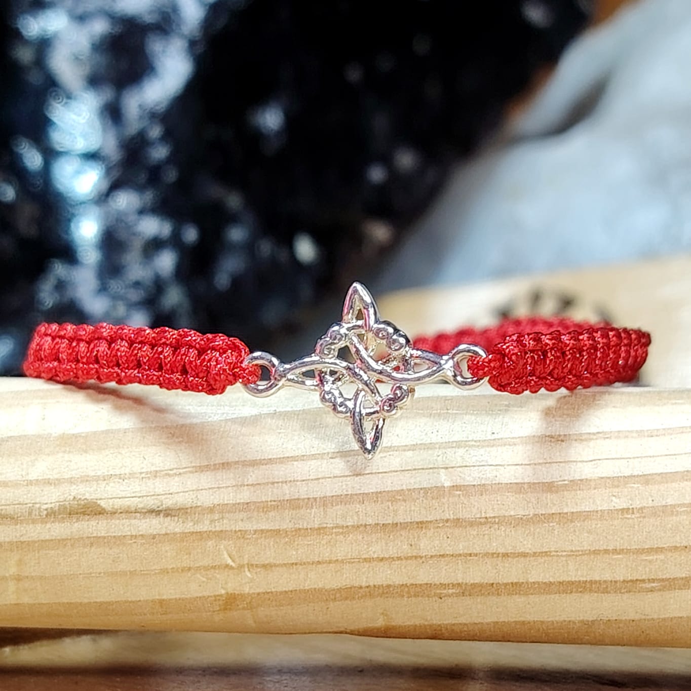 Pulsera de hilo rojo nudo de bruja