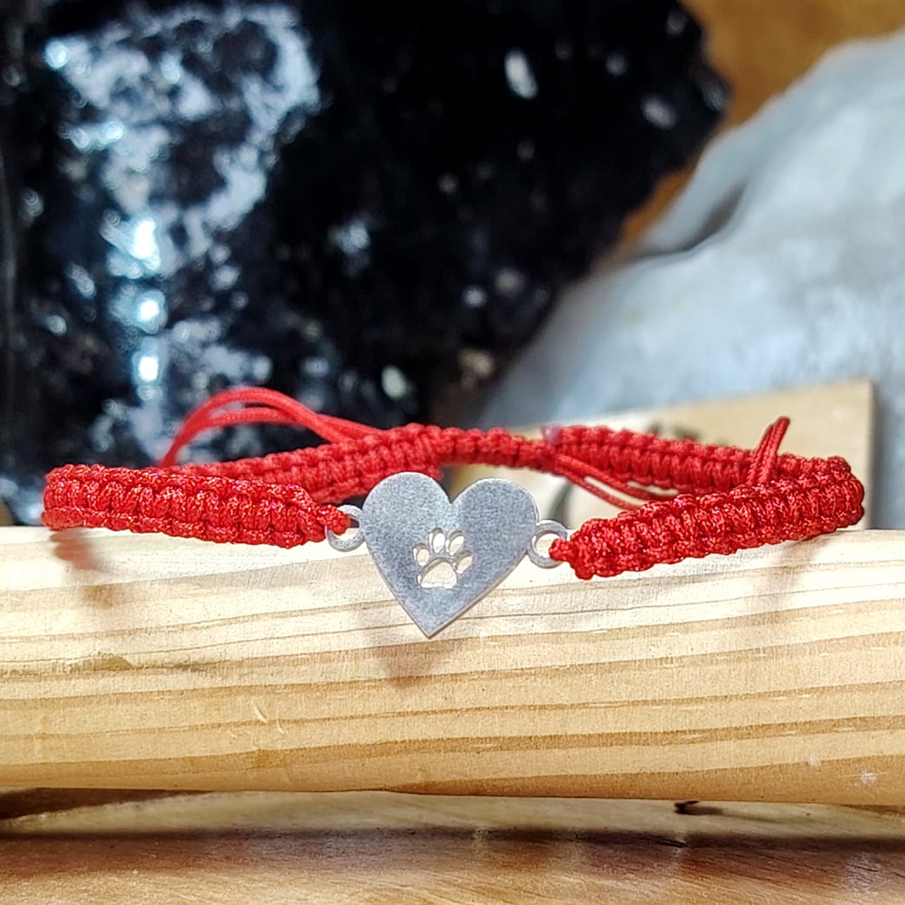 Pulsera ajustable tejido con hilo rojo patitas corazón