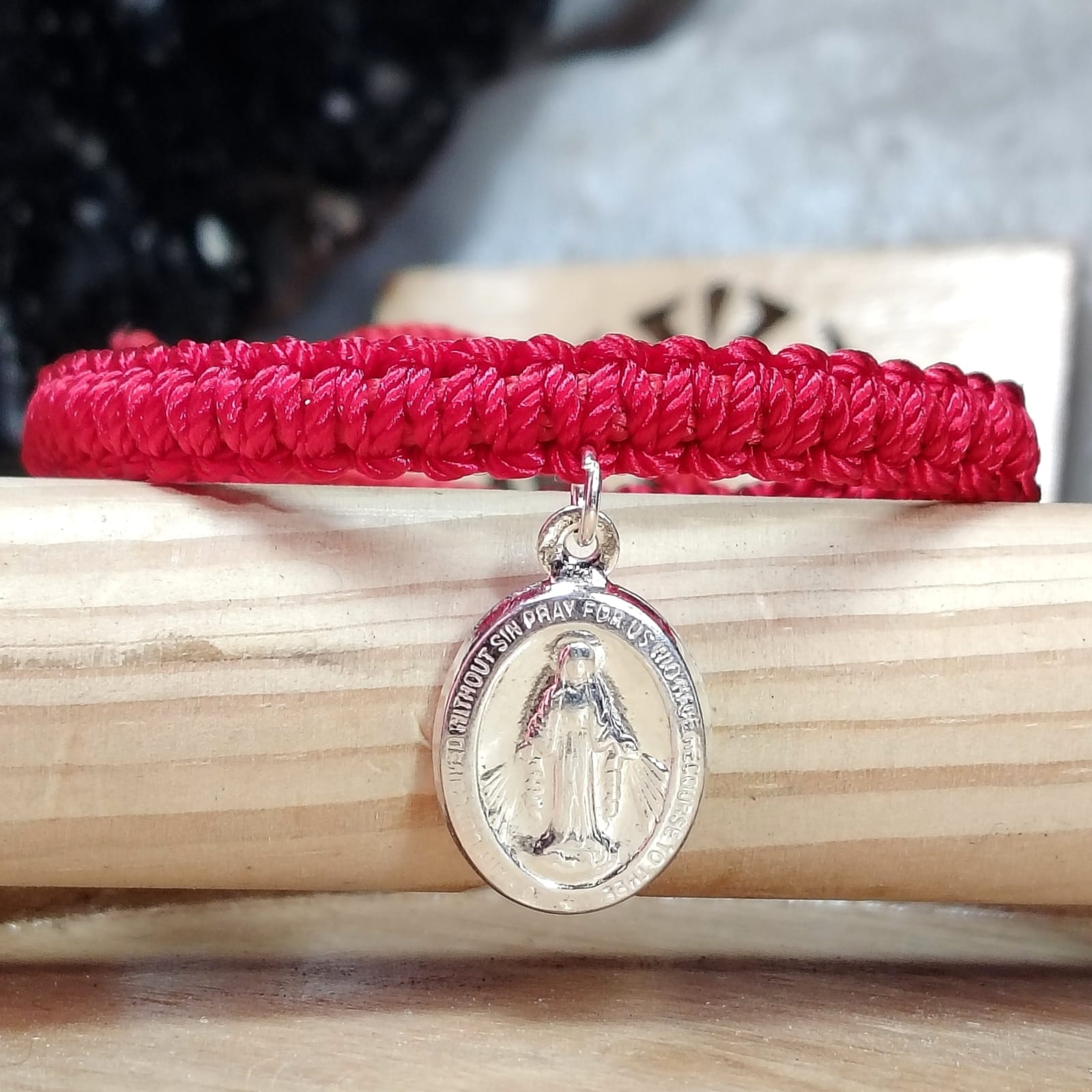 Pulsera ajustable tejido hilo rojo virgen de Guadalupe reversible