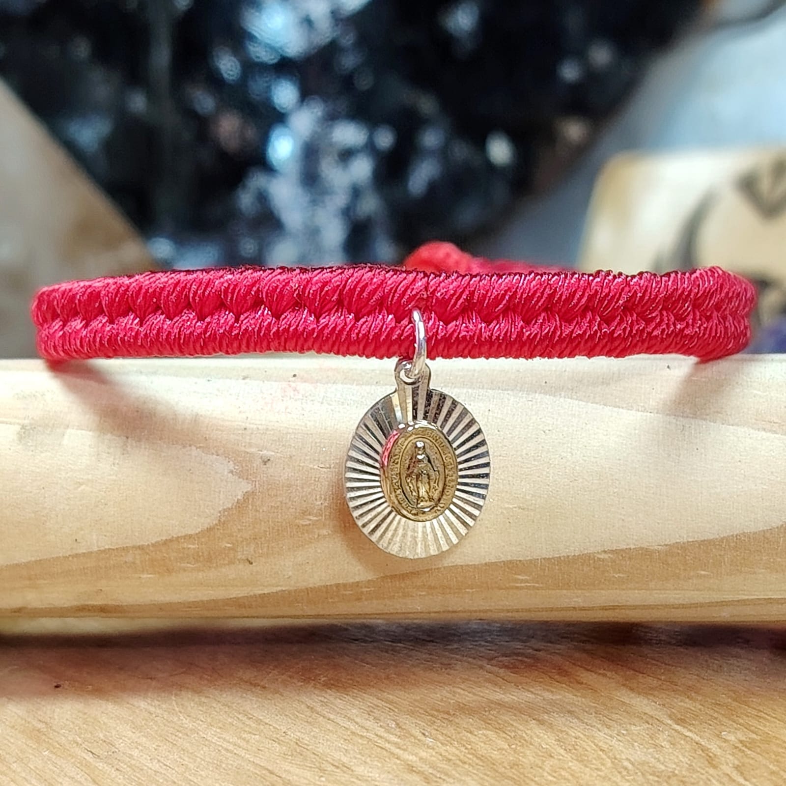 Pulsera ajustable tejido hilo rojo virgen de Guadalupe laminado en oro