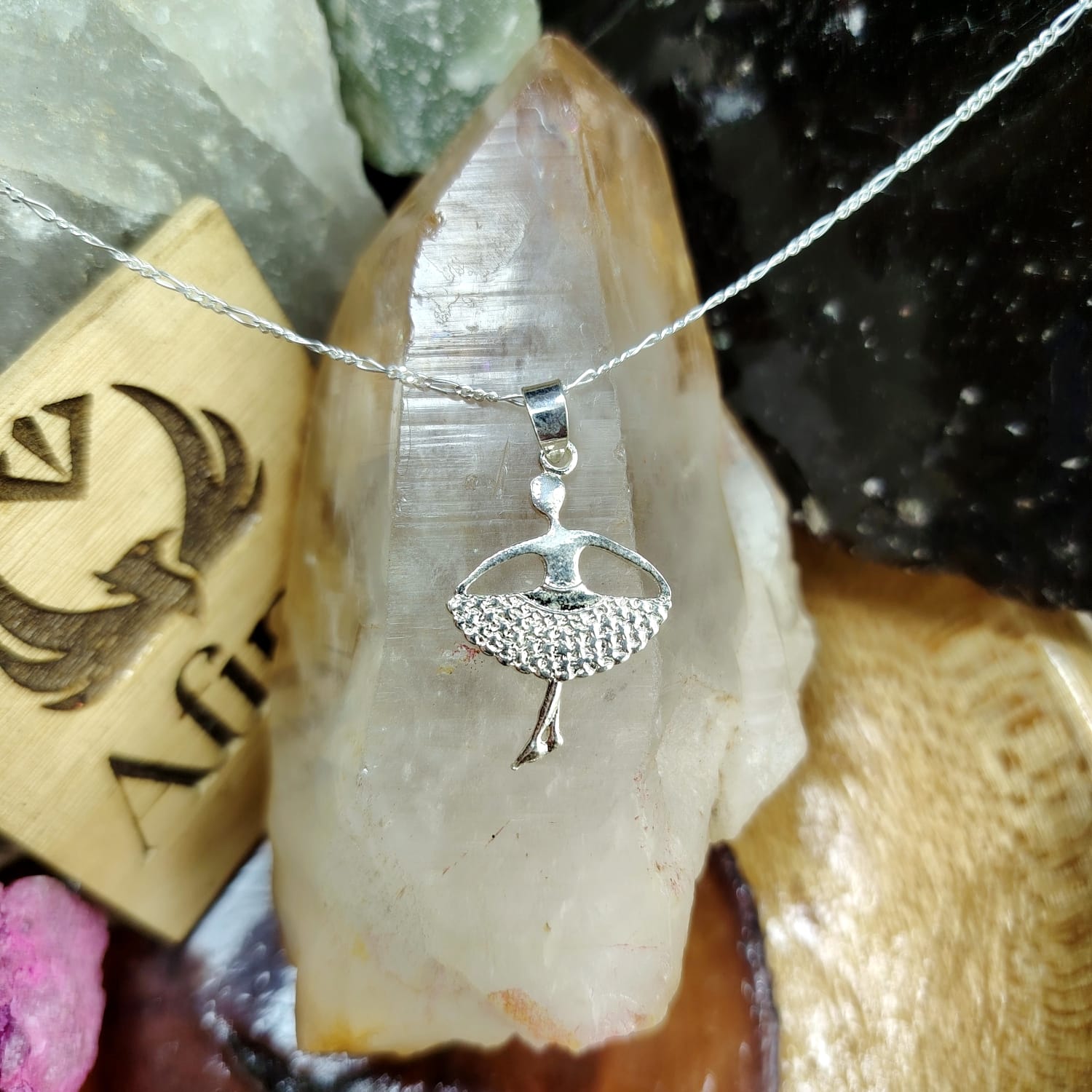 Collar con dije bailarina