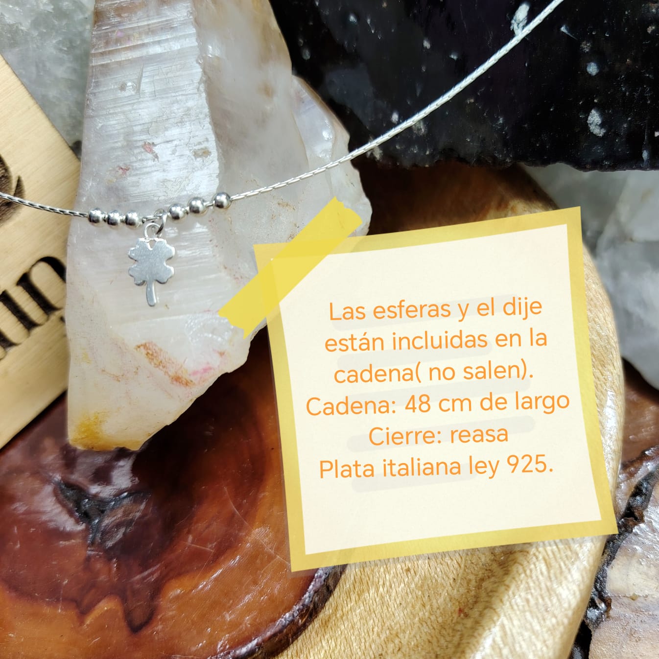 Collar con esferas y trébol de la buena suerte