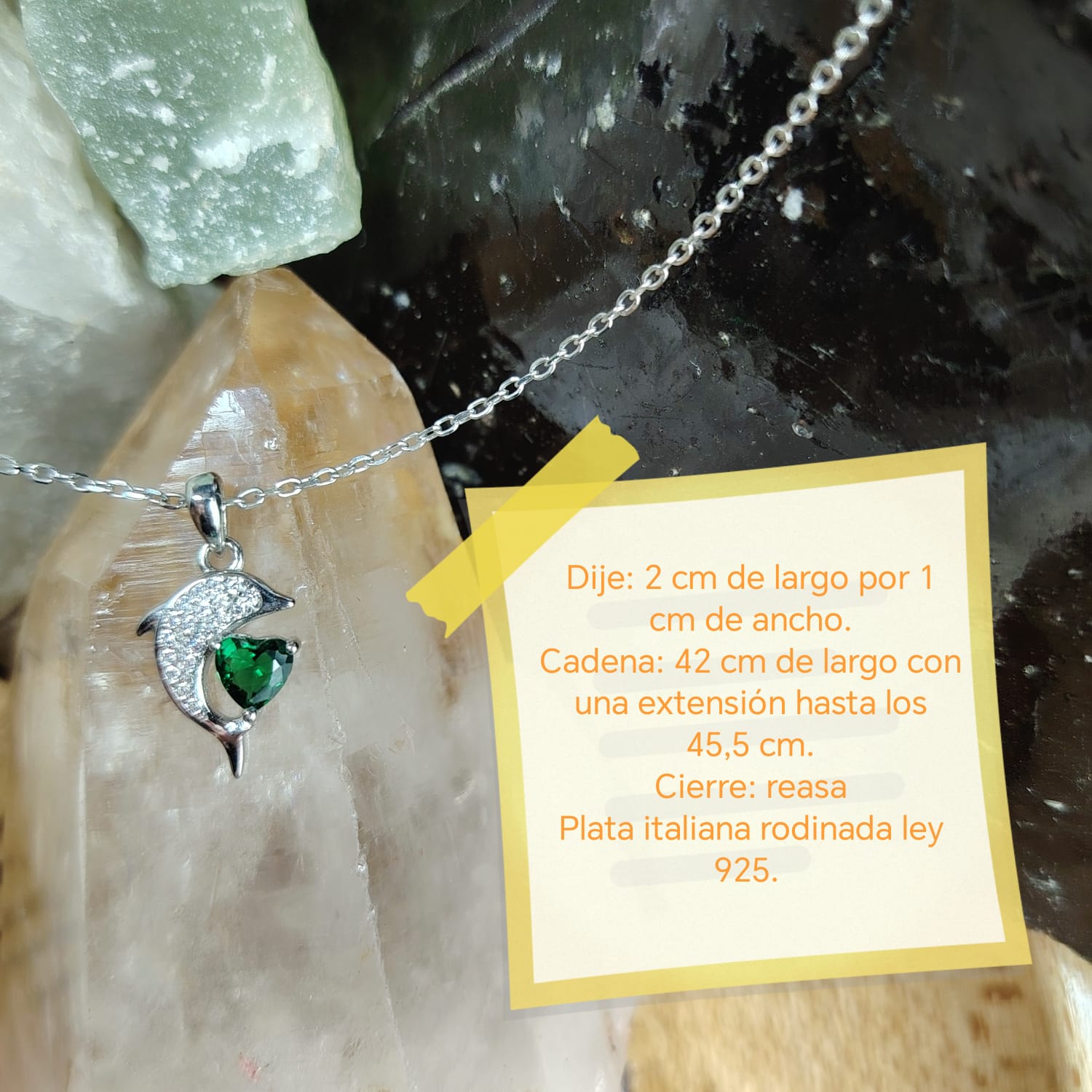 Collar de plata rodinada diseño delfín con incrustaciones de micro circones, cristal verde