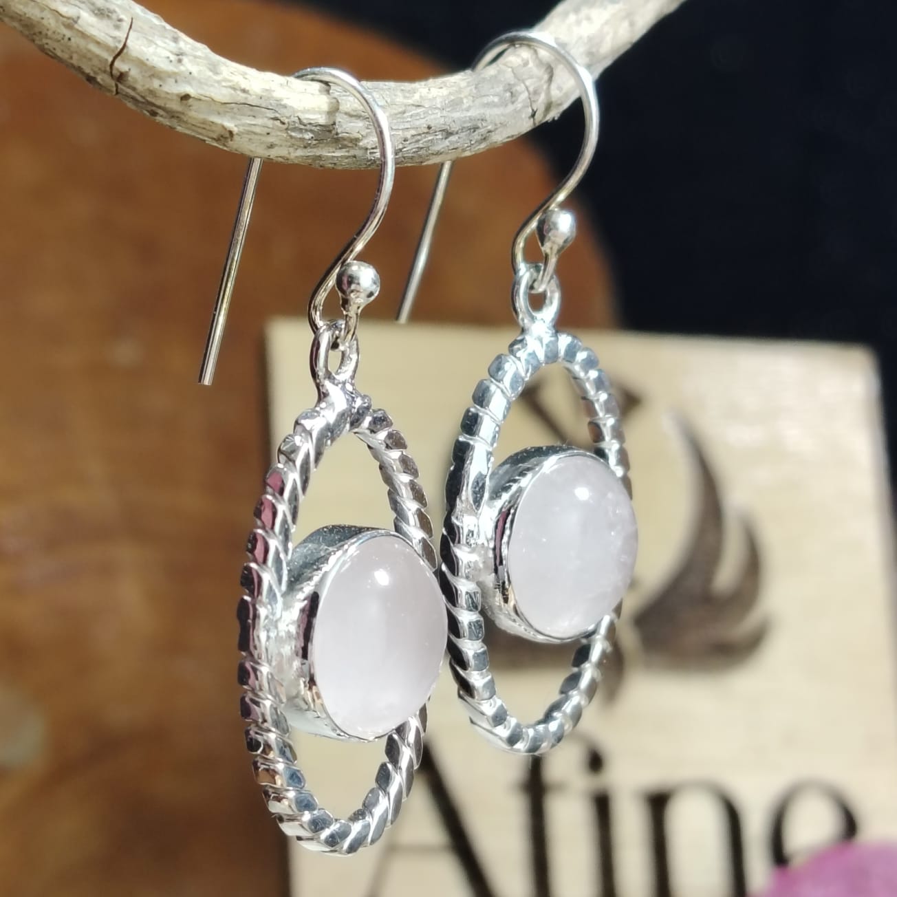 Aros largos con piedra natural cuarzo rosa