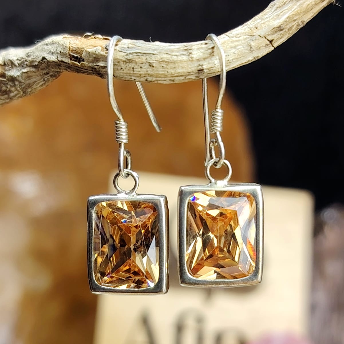 Aros semi largos con cristal cuadrado amarillo