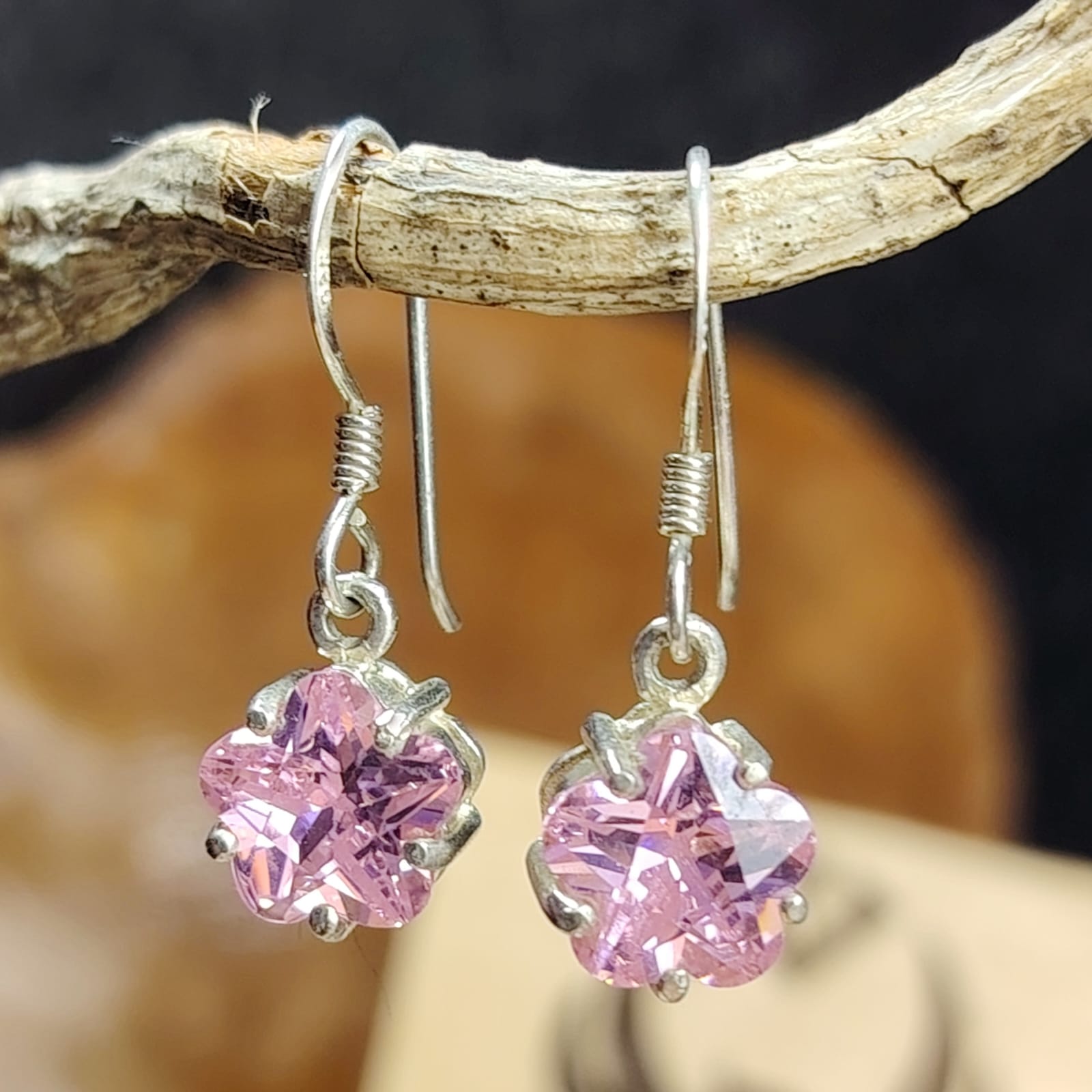 Aros semi largos cristales rosados diseño flores