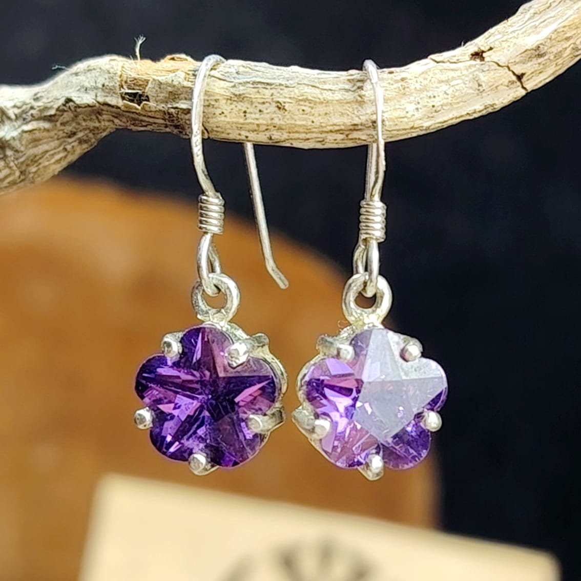 Aros semi largos cristal amatista diseño flor