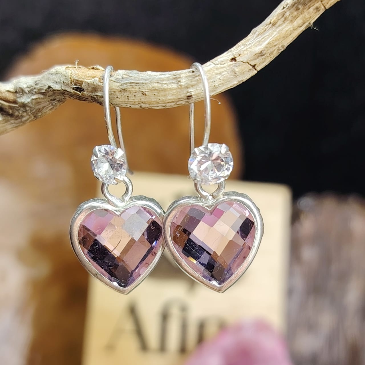 Aros semi largo corazón de cristal rosado
