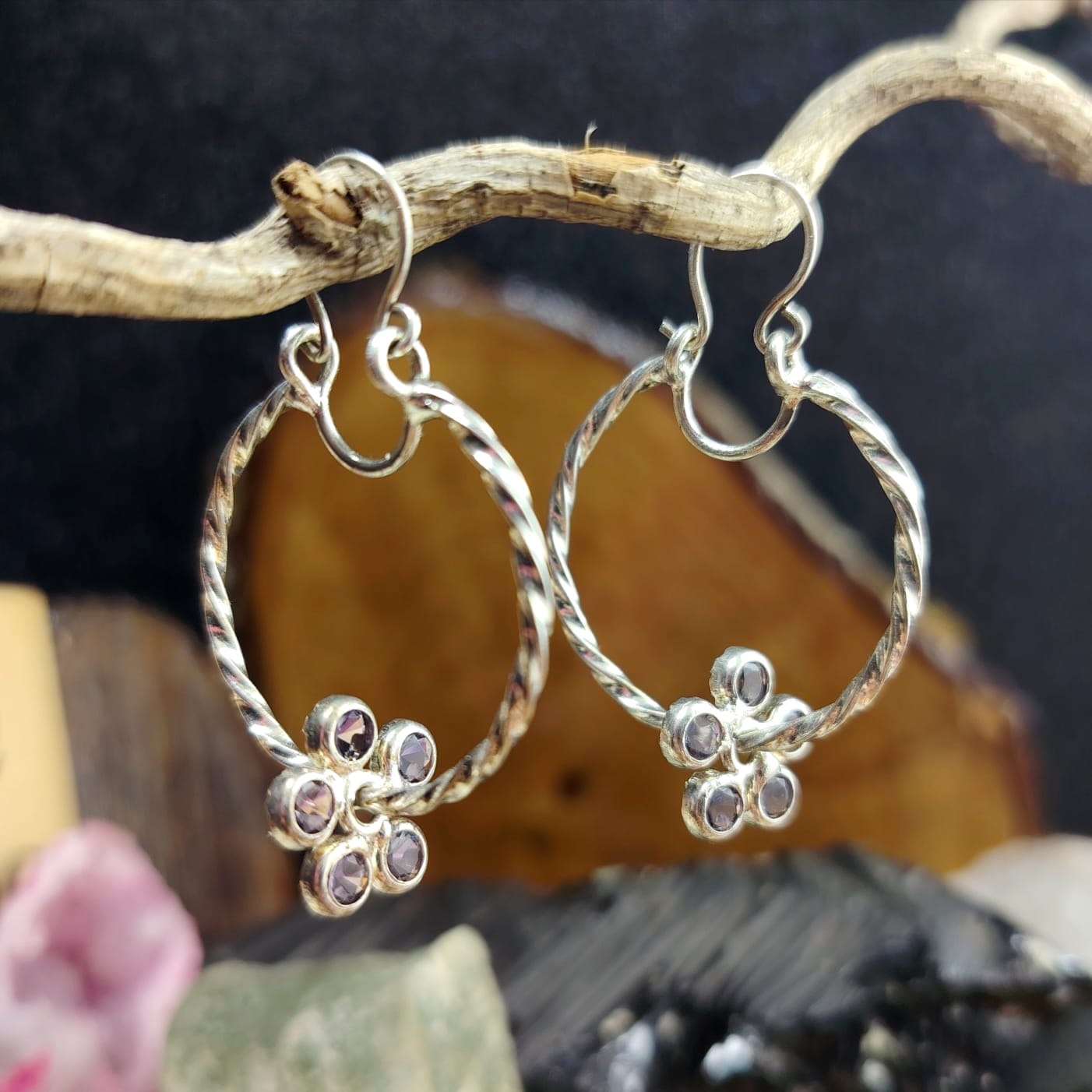 Argollas enroscadas con chiche flor con cristal morado
