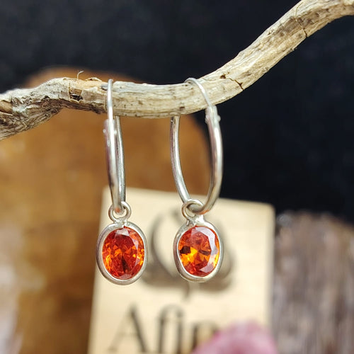 Argolla lisa con chiche de cristal rojo claro