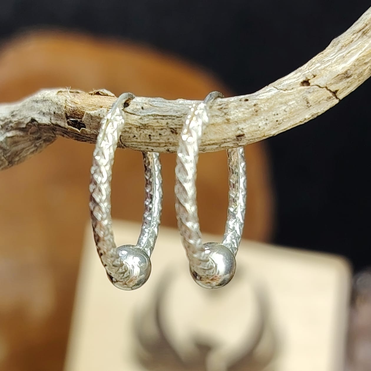Argollas con diseño y perla incrustada