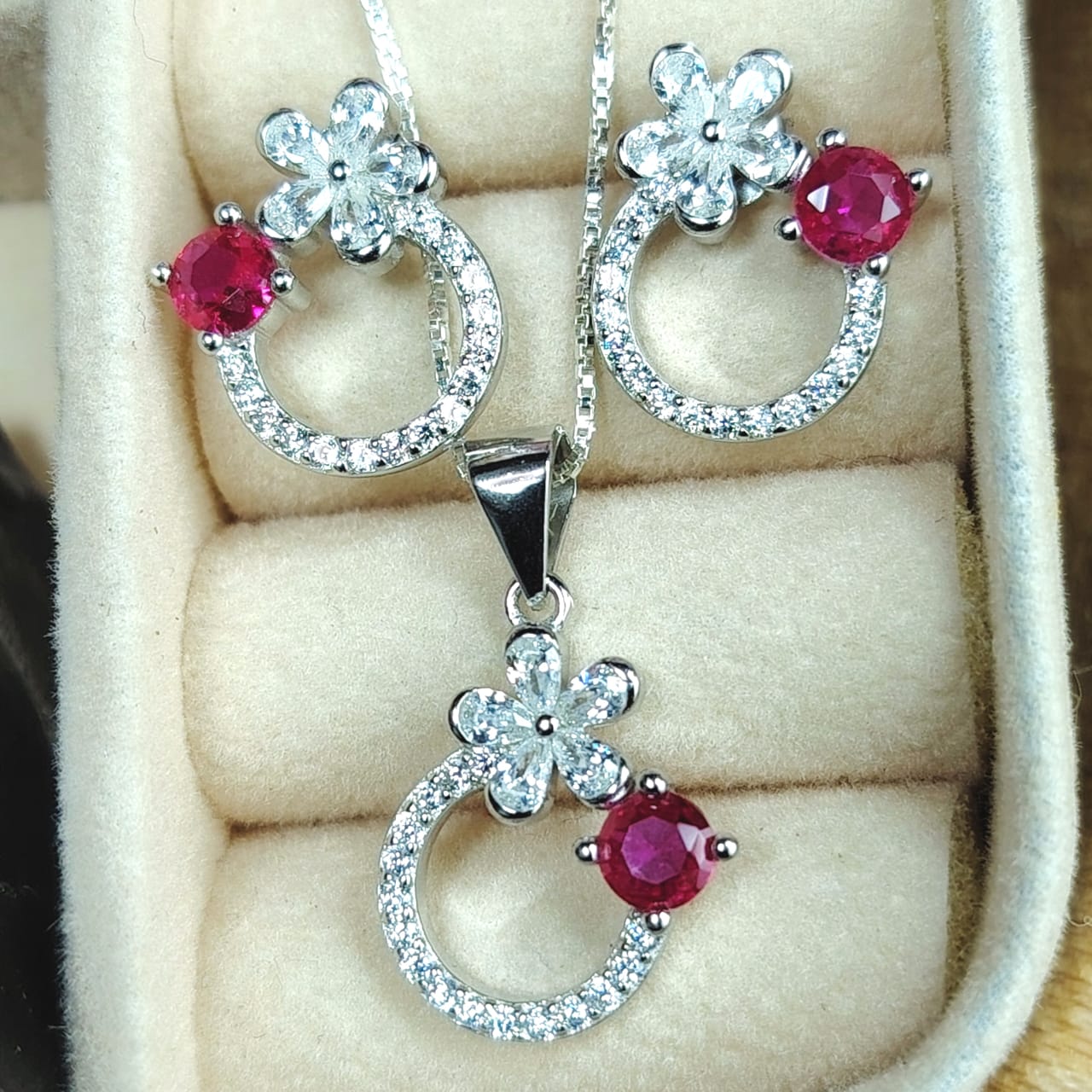 conjunto de plata incrustado con microcircones joyería de lujo