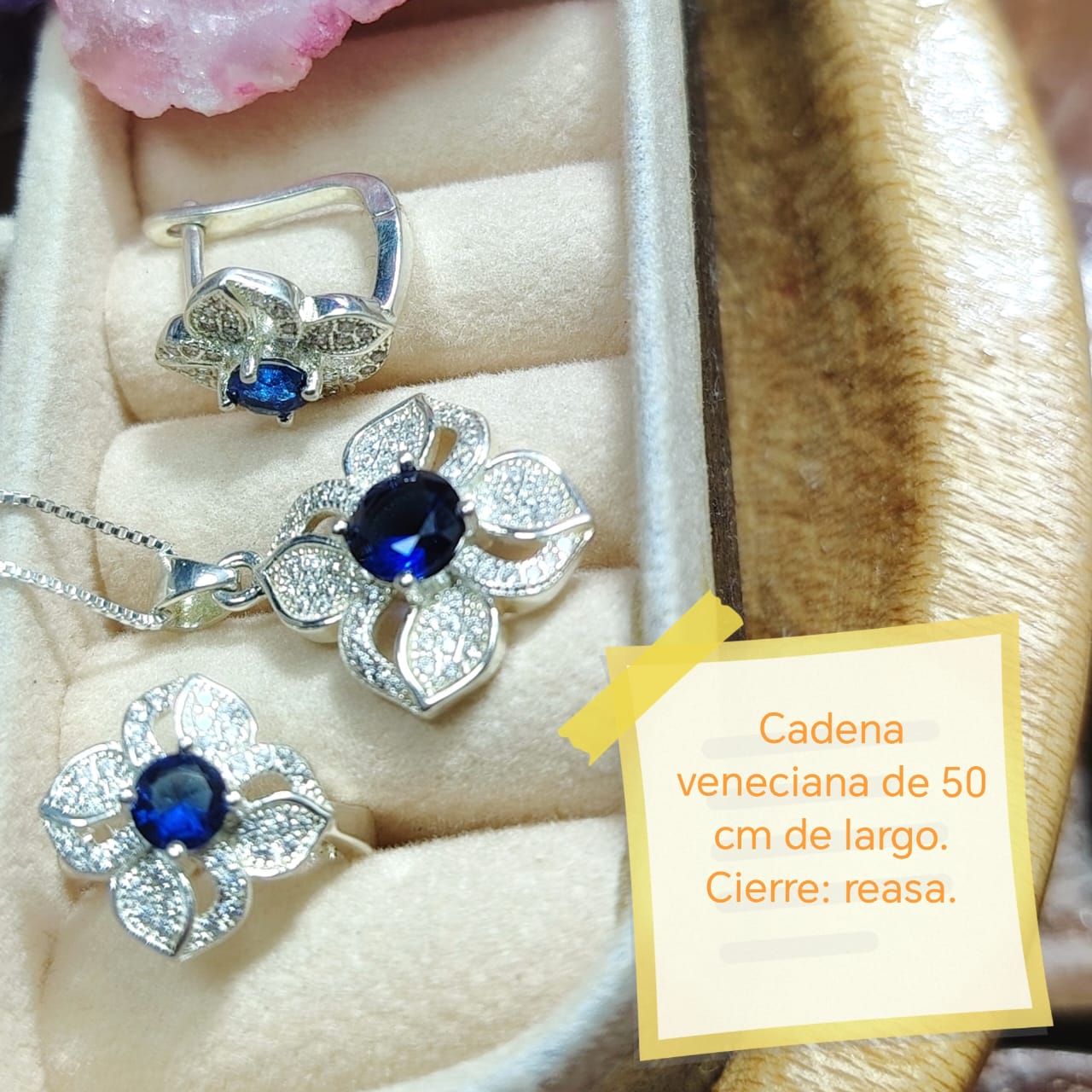 Conjunto de plata flores incrustados con microcircones, circón azul, cierre de aros Huggies