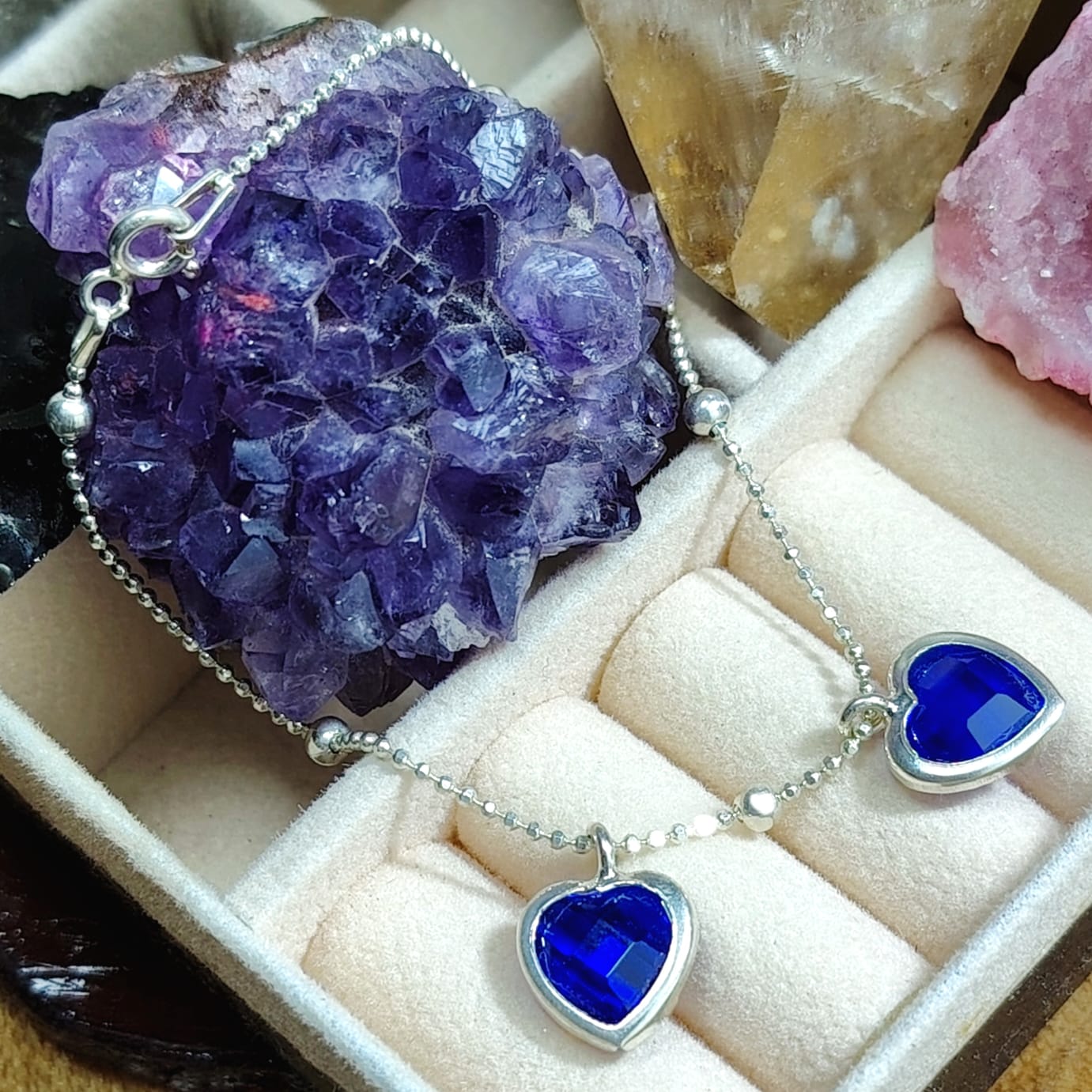 Pulsera con corazones móviles de cristales azules