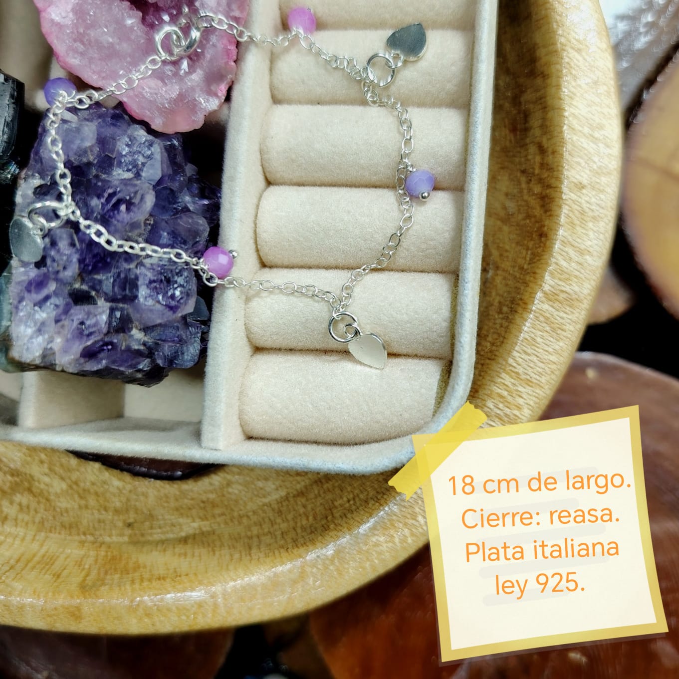 Pulsera con chiches de cuencas con cristales y corazones pequeños