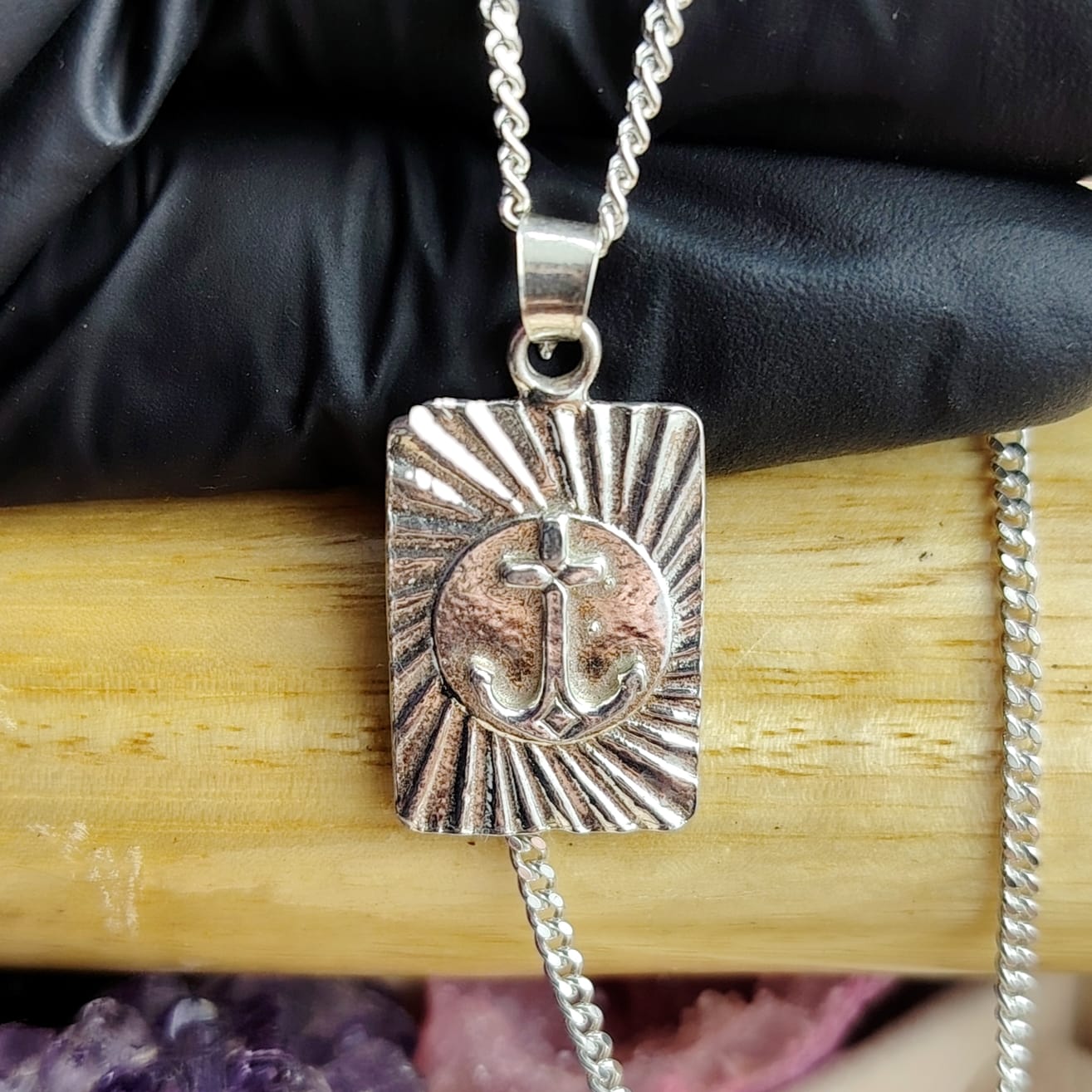 Collar con dije con medallón cuadrado ancla