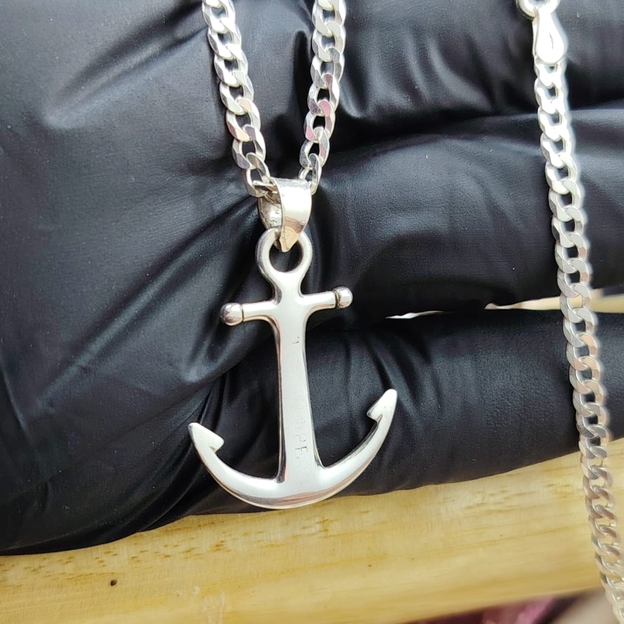 Collar con dije ancla plata lisa