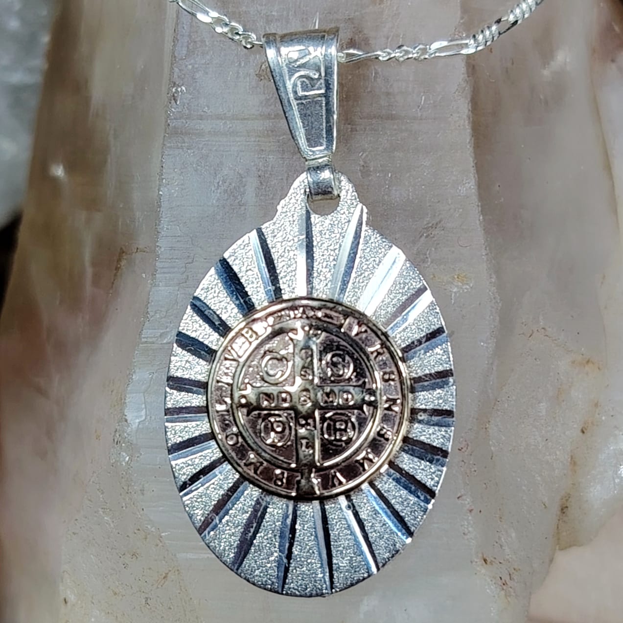Collar con dije medalla de san Benito