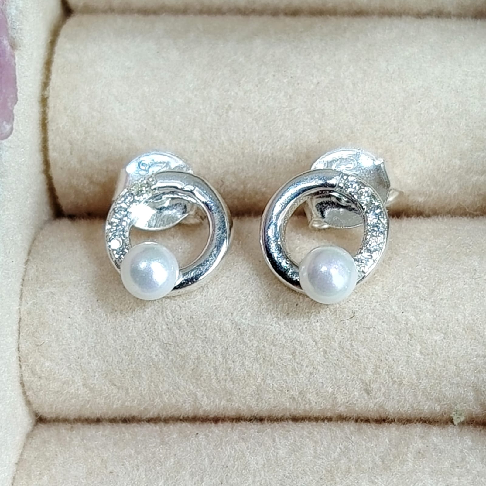 Aros pegados con microcircones y perlas naturales