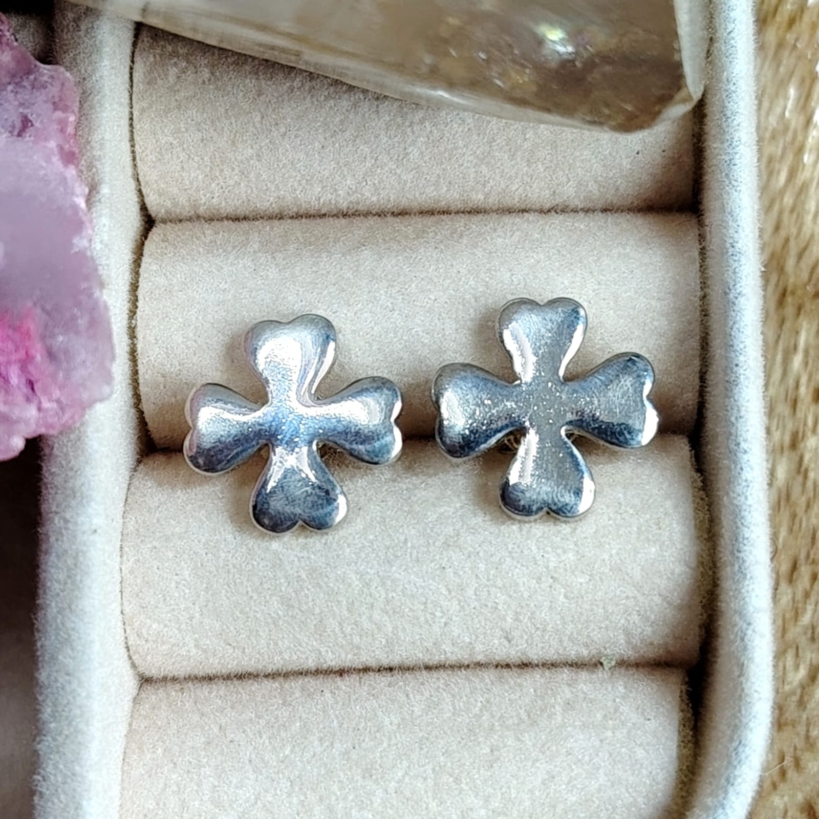 Aros pegados diseño trébol plata lisa