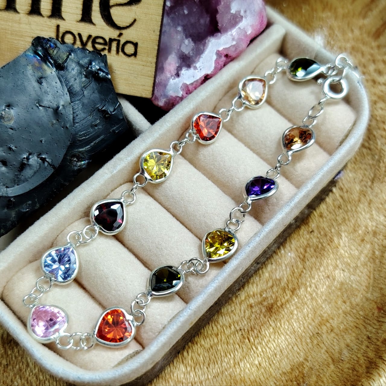 Pulsera con circones de colores  forma corazón